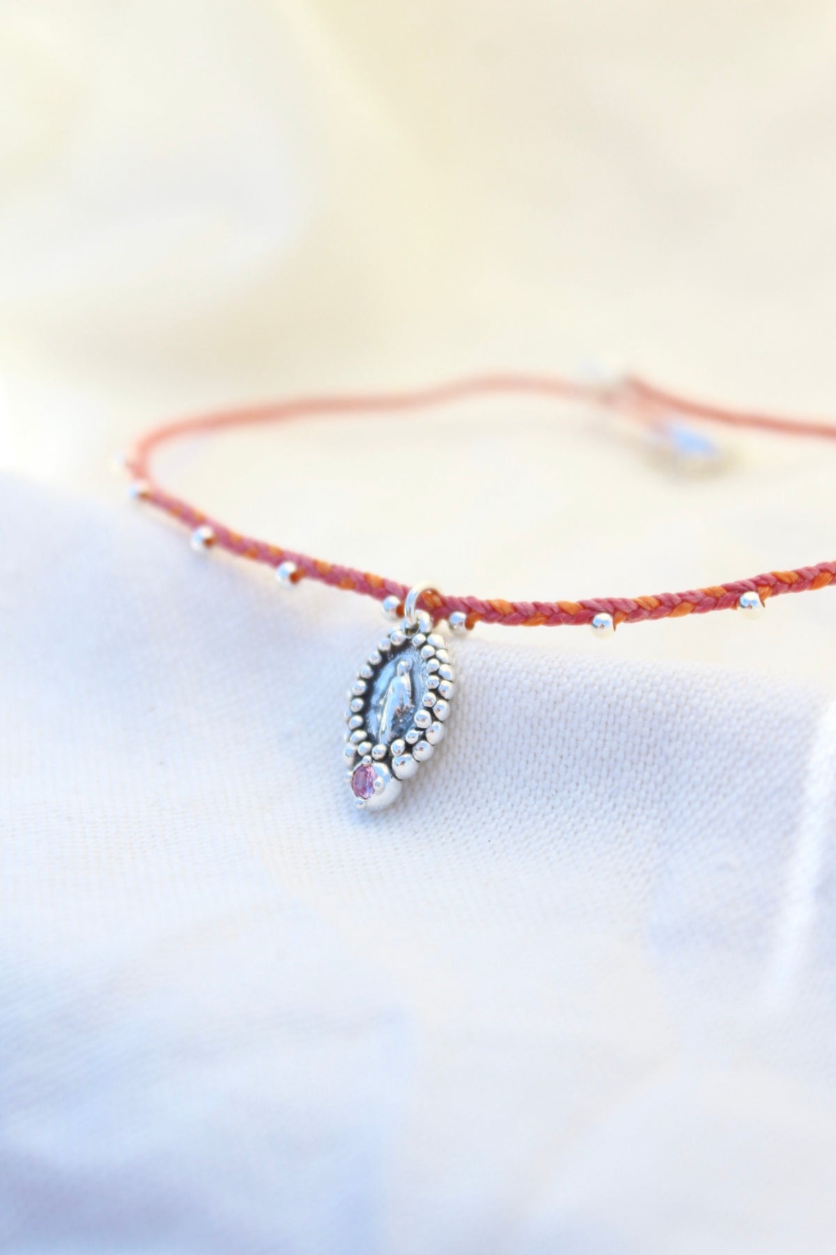 Collar virgen de los rayos naranja y rosa