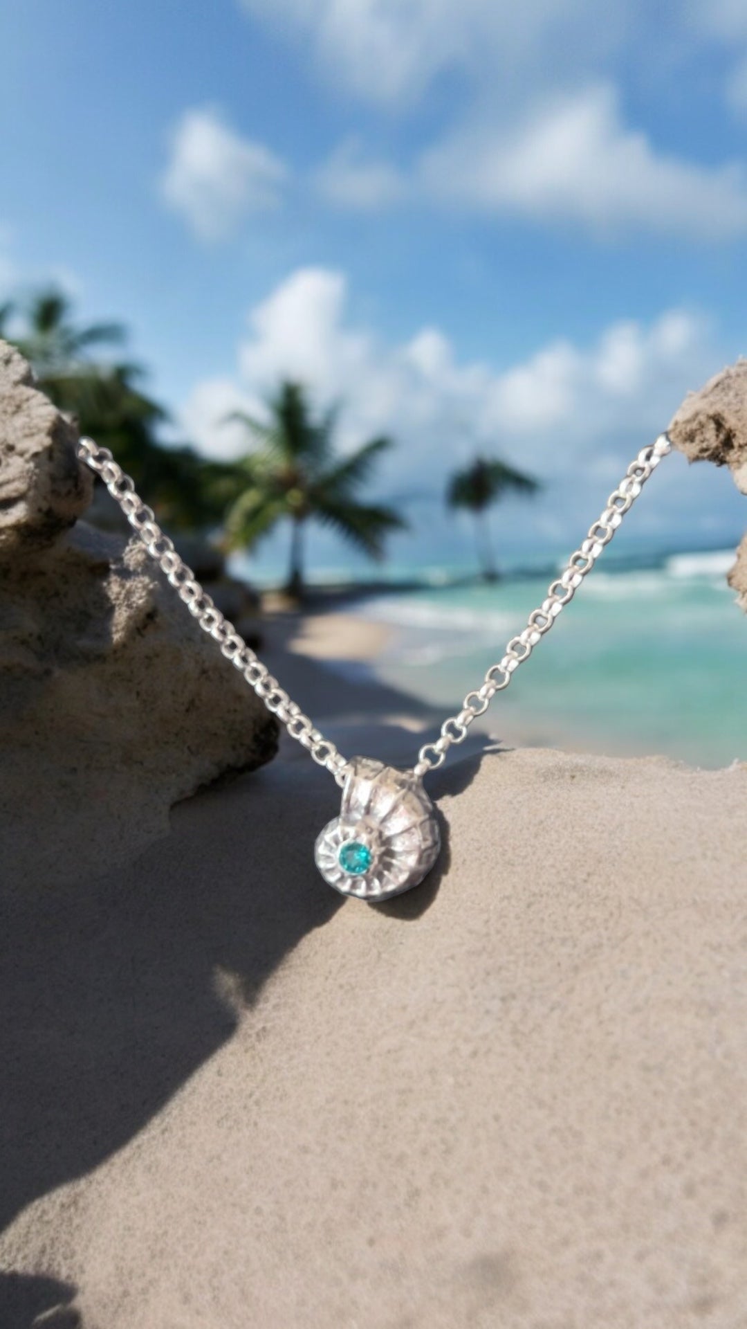 Collar ursula petit vertical con cristal