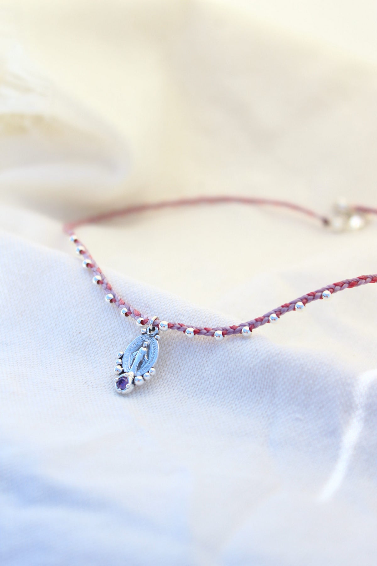 Collar virgen de los milagros tejido rosa y lila