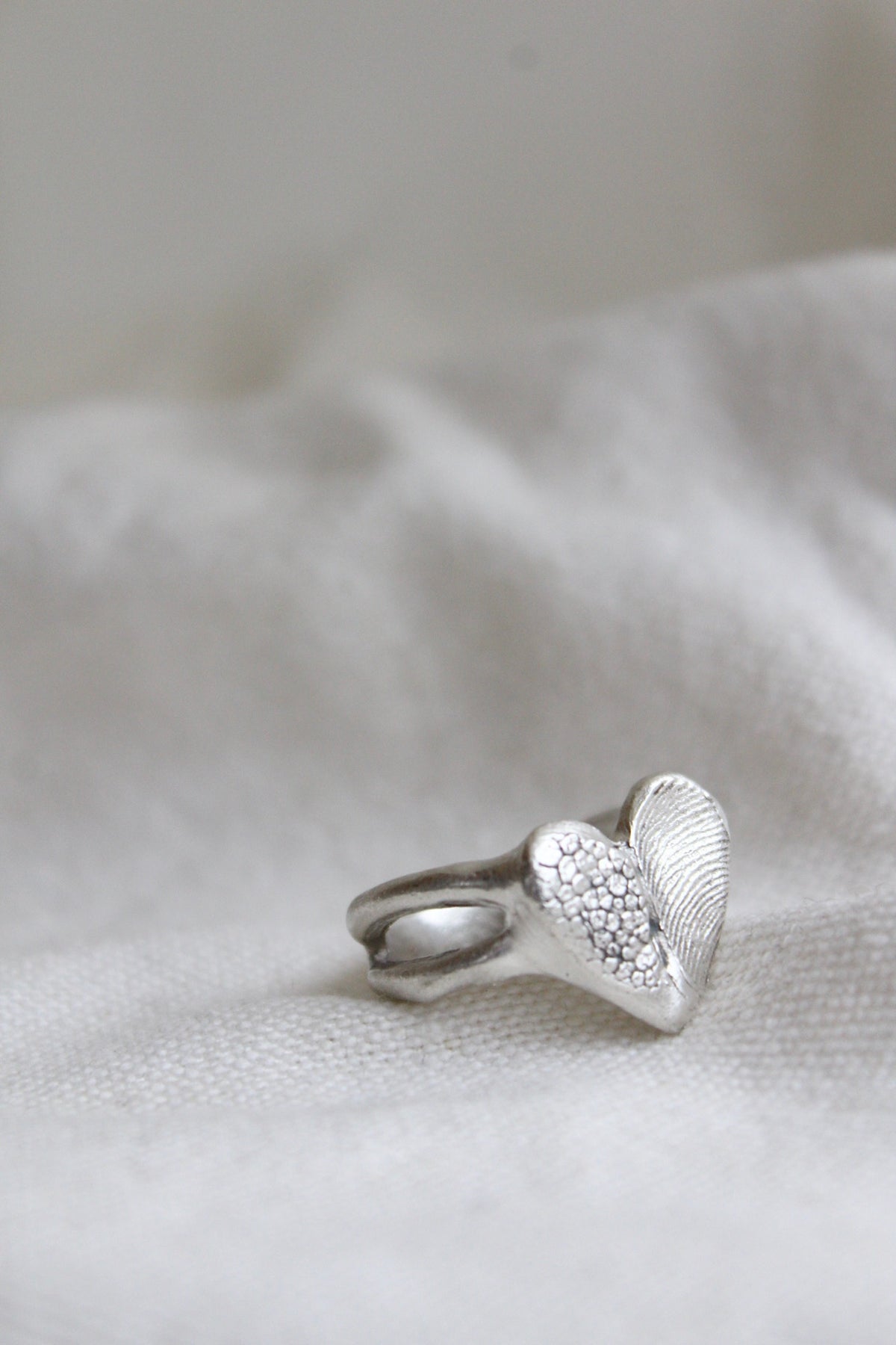 ANILLO HUELLAS CORAZÓN DOBLE