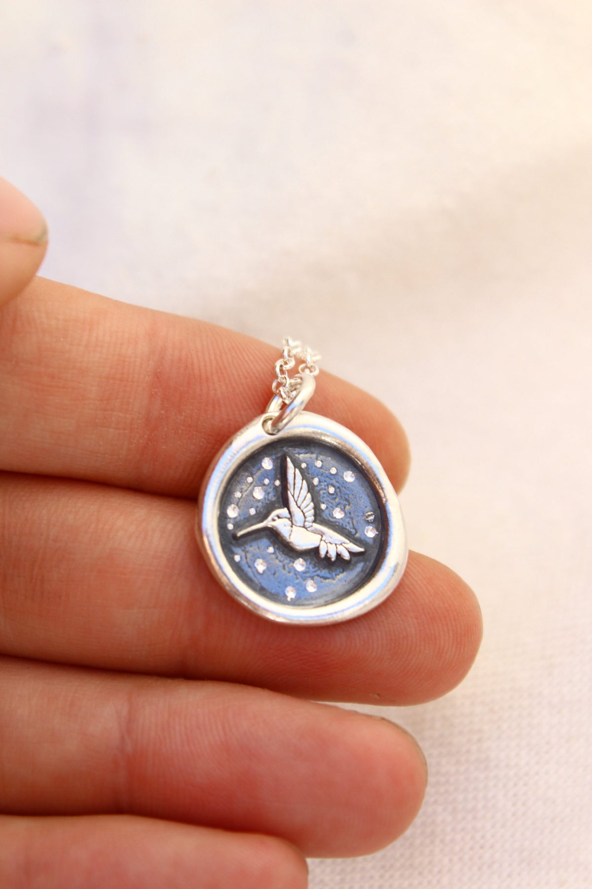 Collar medalla colibrí noche estrellada