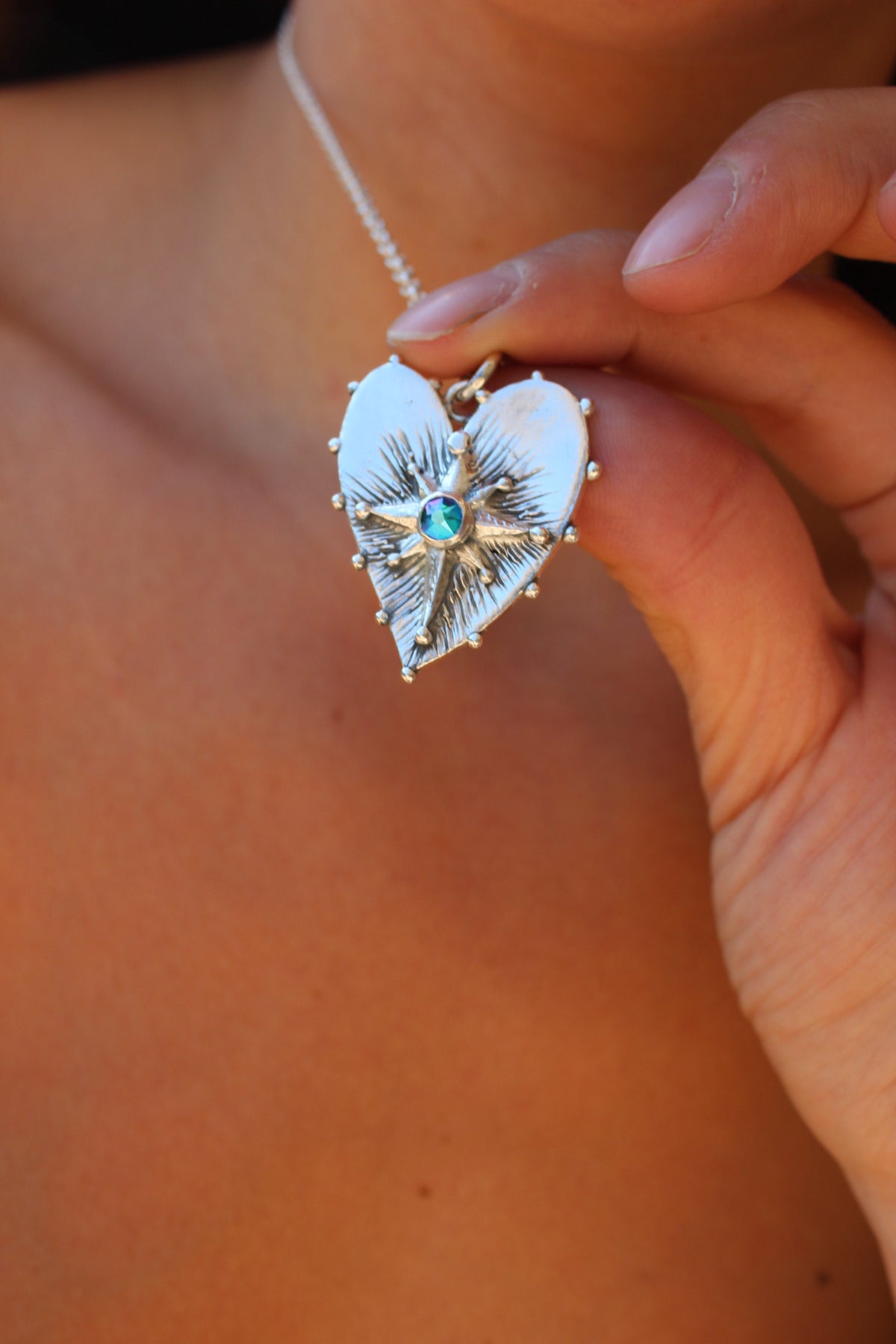 Collar corazón guía cristal azul tornasol