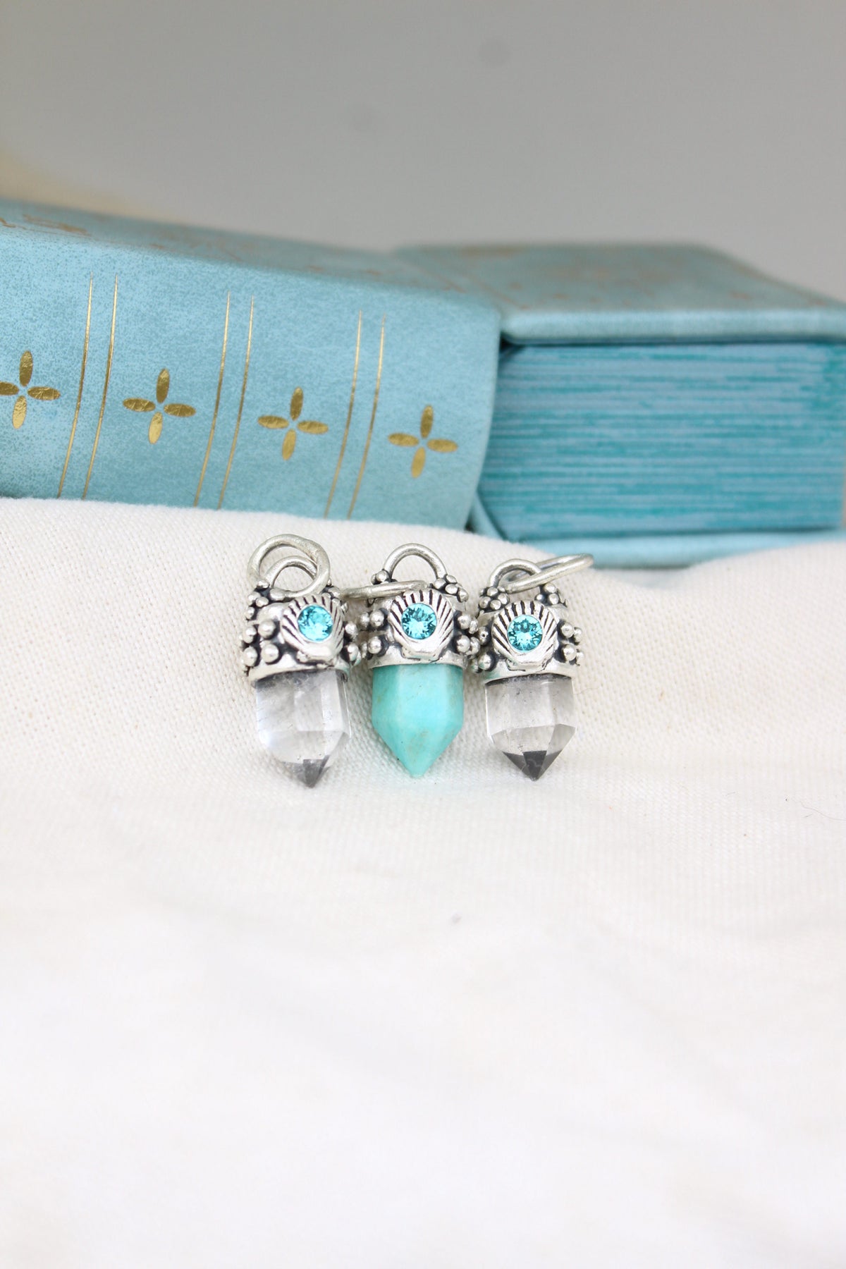 Amuleto petit cuarzo cristal concha celeste