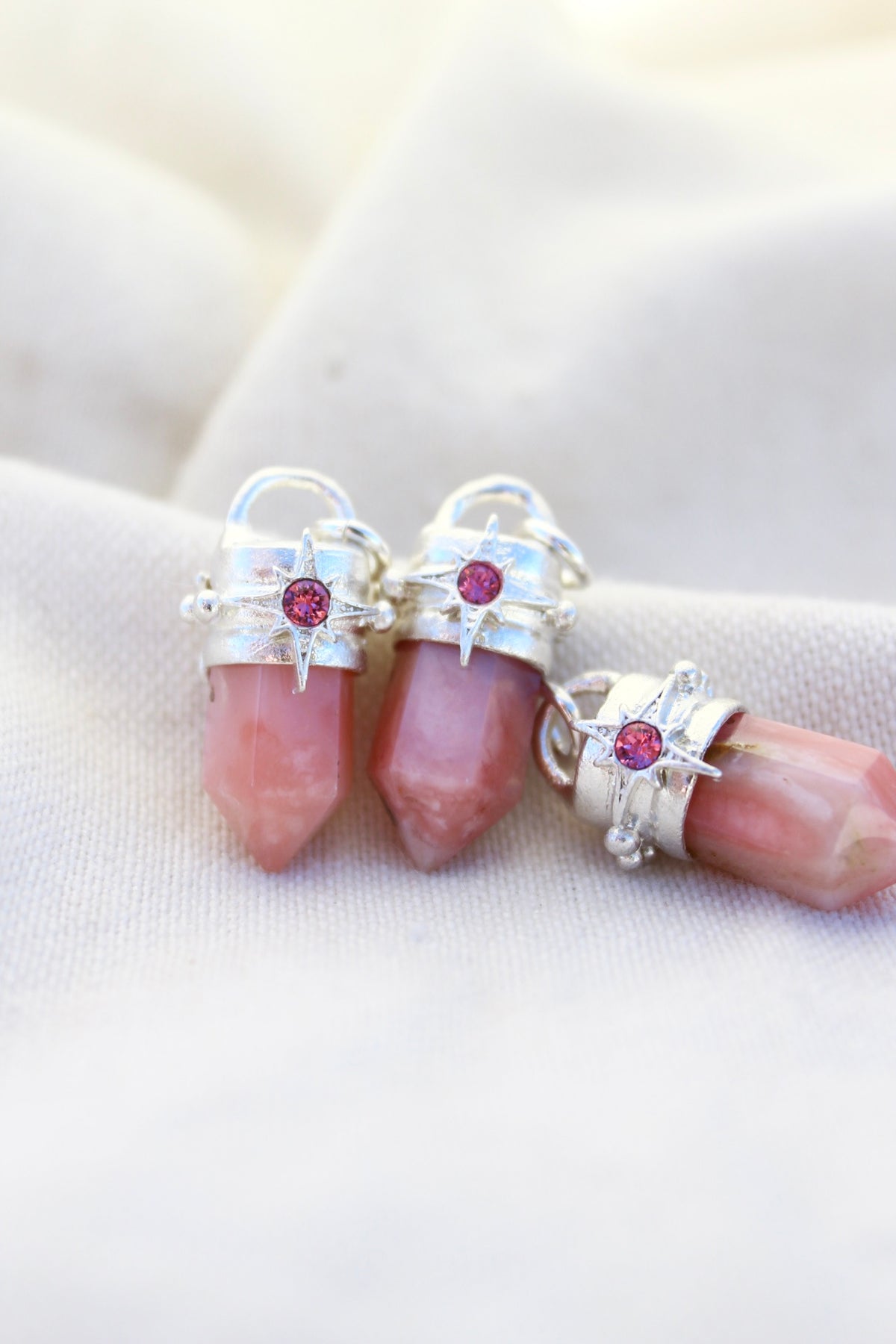Amuleto LUCERO petit opalo rosa