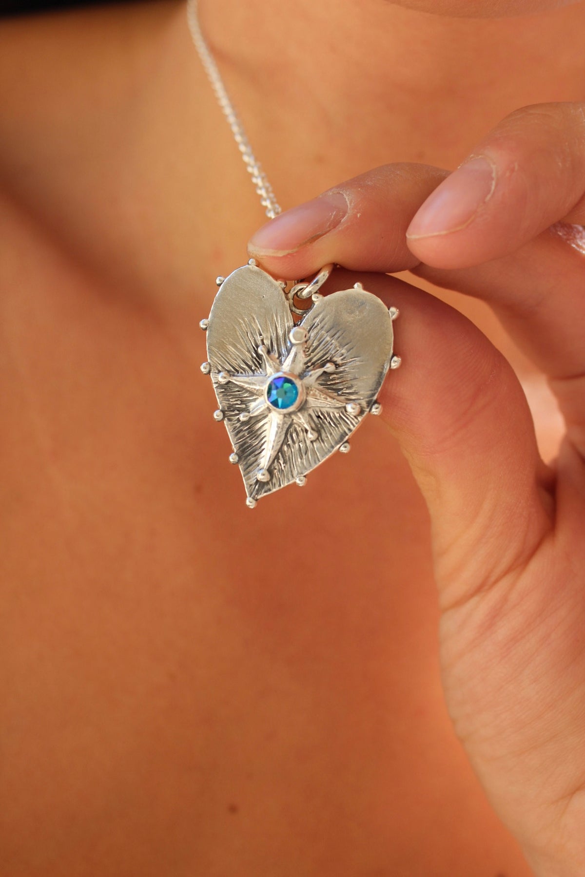 Collar corazón guía cristal azul tornasol