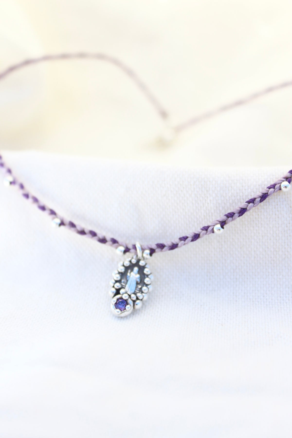 Collar san Benito tejido morado y lila