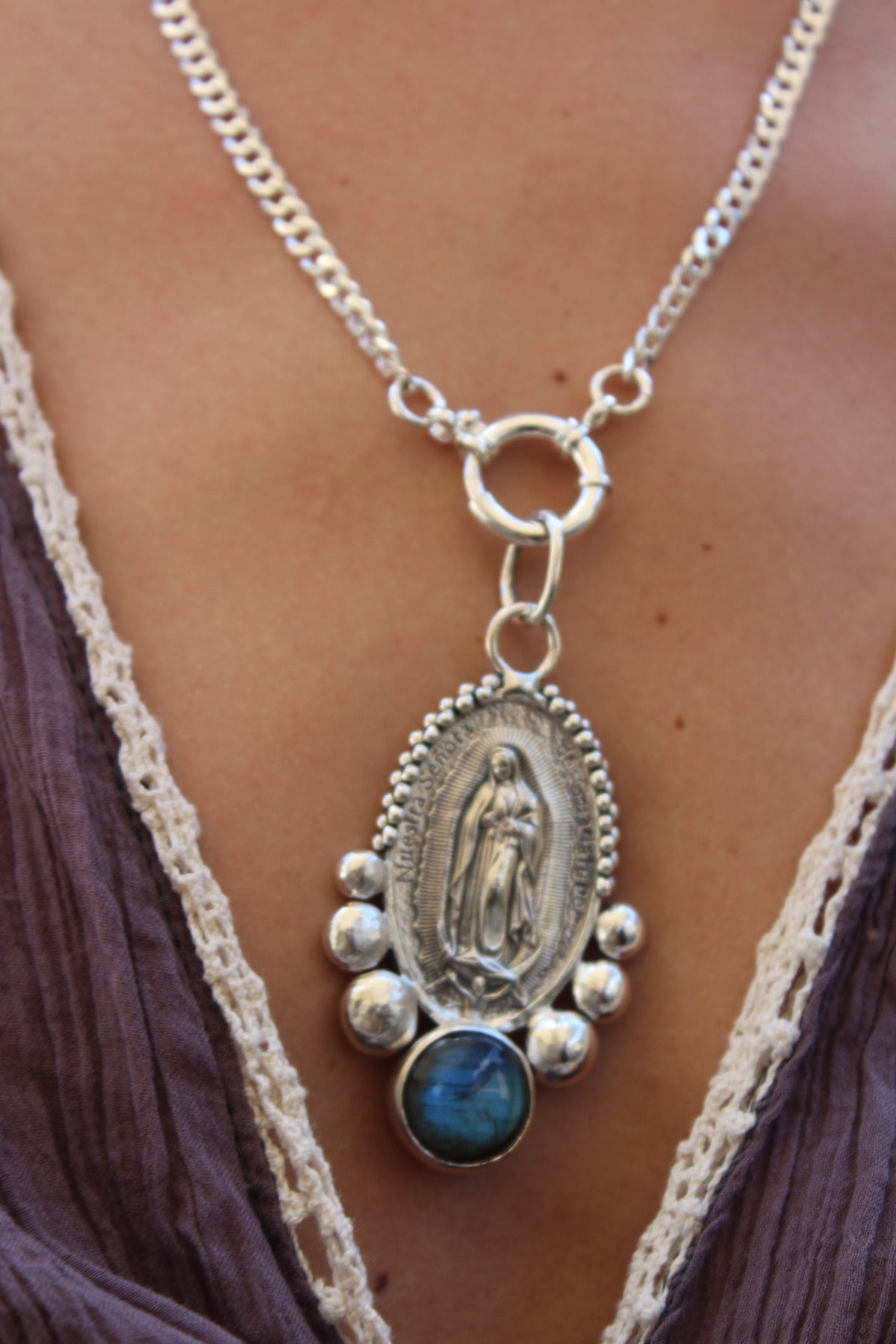Medalla Virgen de Guadalupe XL con labradorita XL