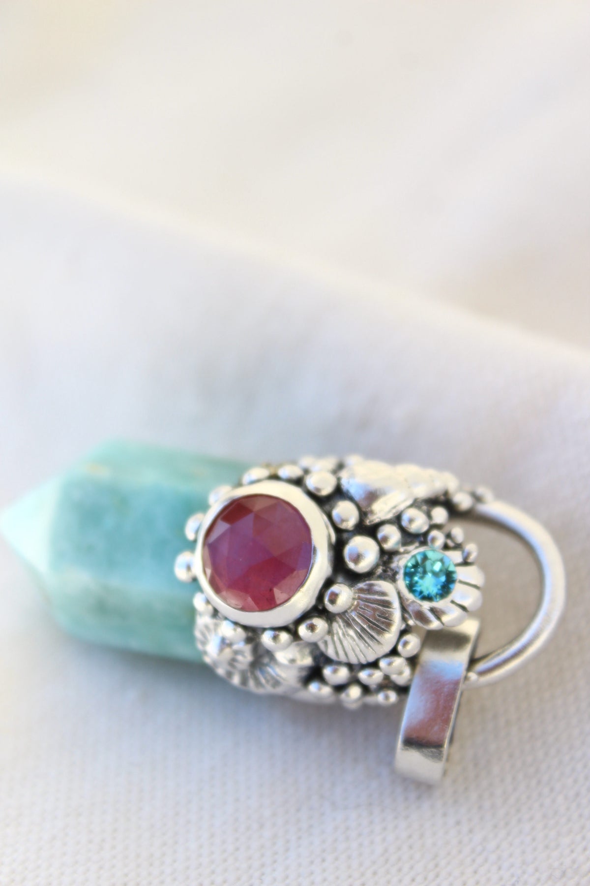 Amuleto crisoprasa y raíz de rubí