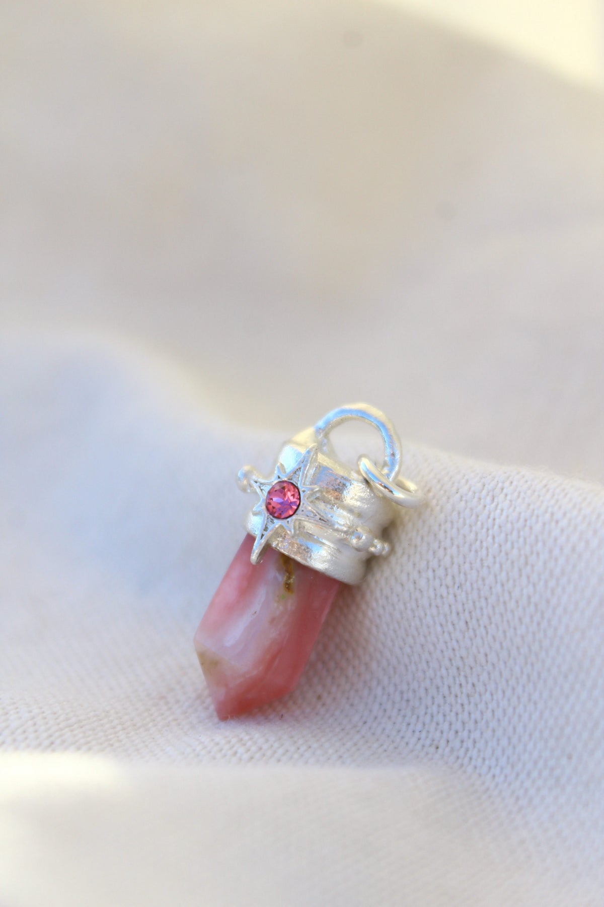 Amuleto LUCERO petit opalo rosa
