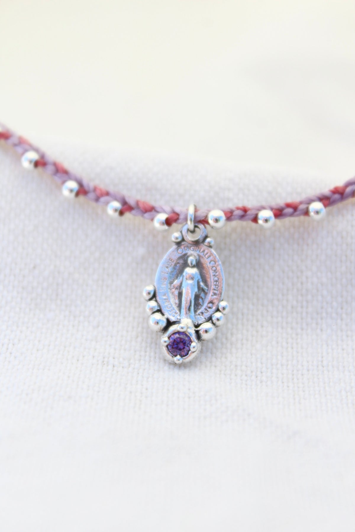 Collar virgen de los milagros tejido rosa y lila