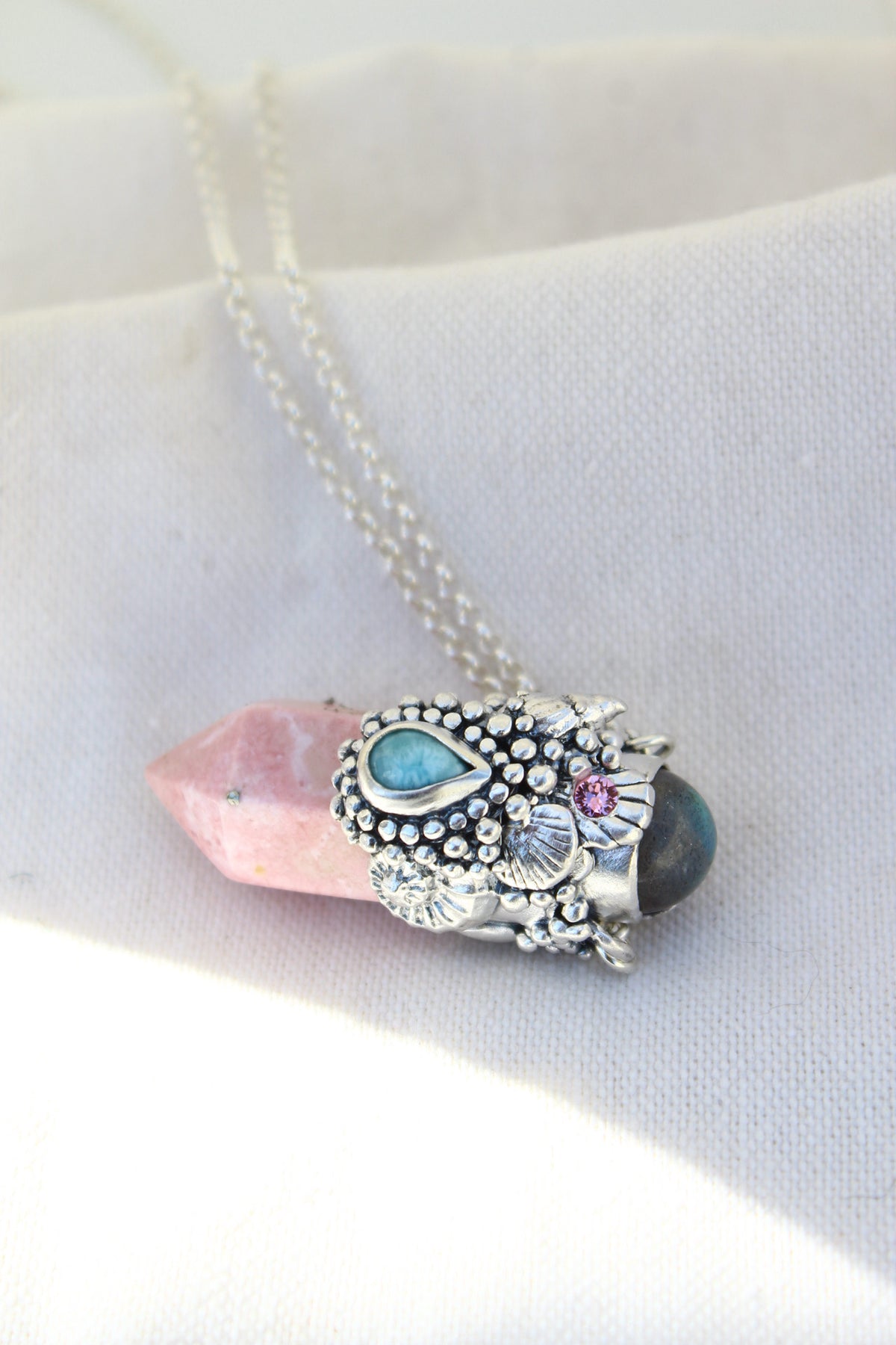 Amuleto rodonita larimar