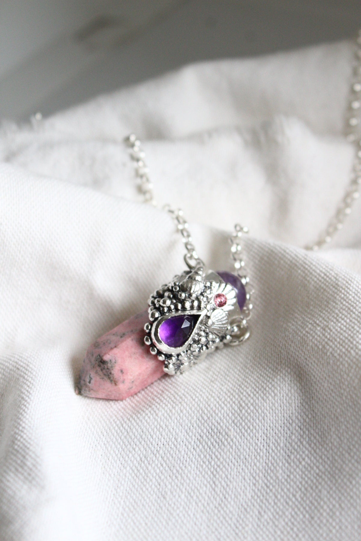 Amuleto rodonita amatista