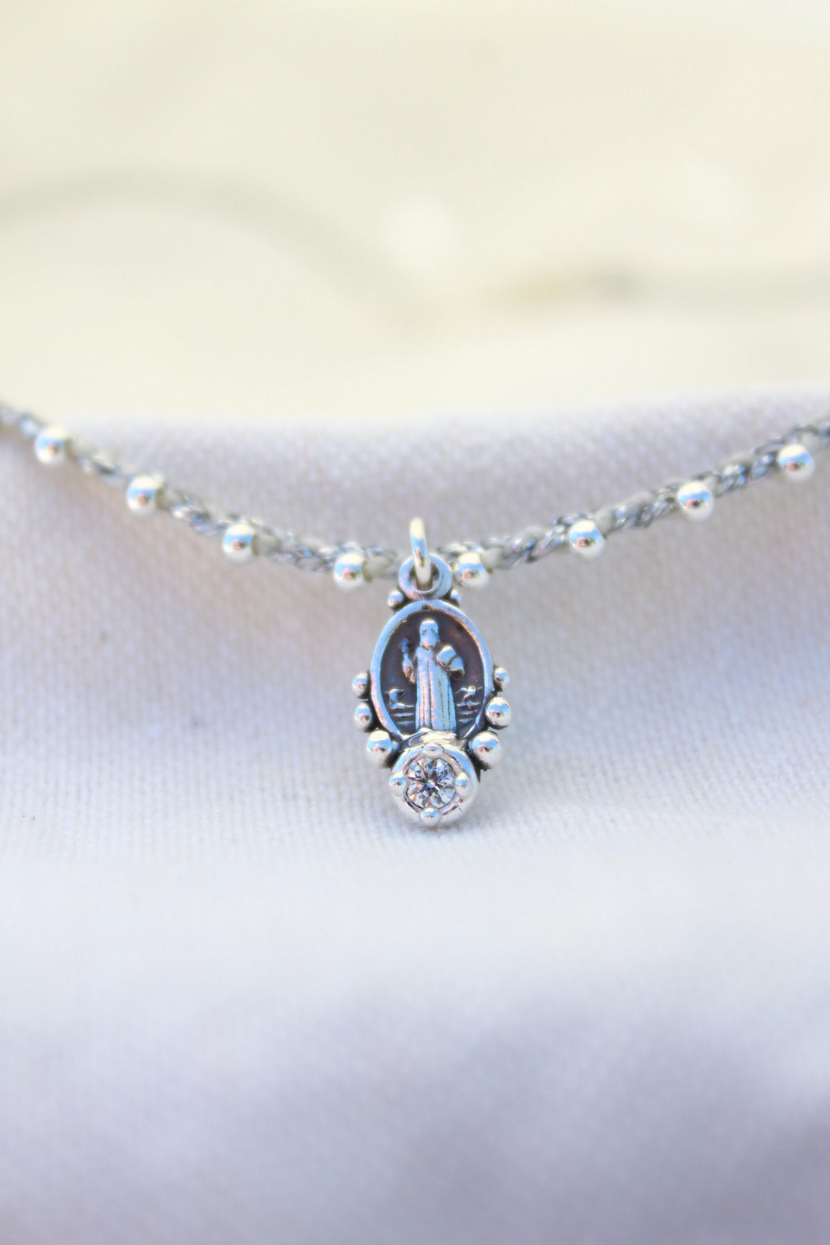Collar san Benito tejido blanco y plata