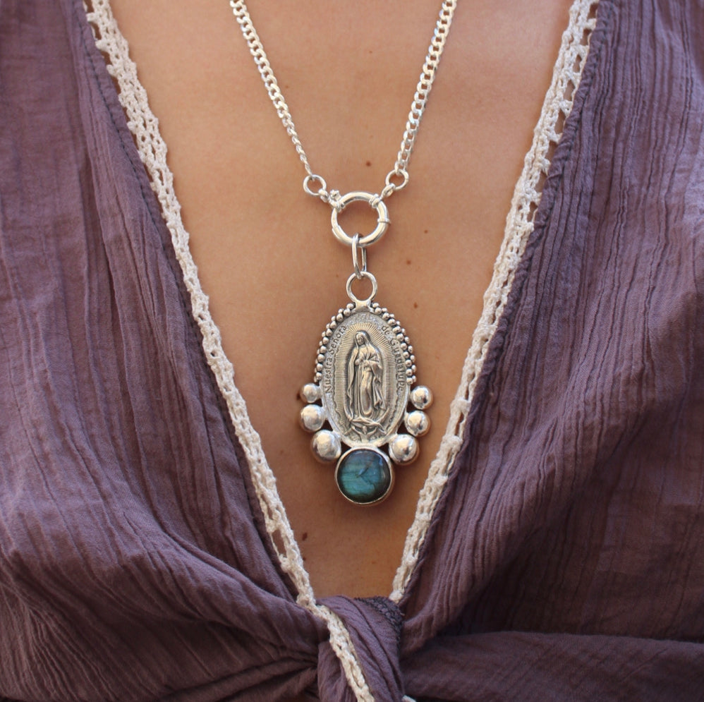 Medalla Virgen de Guadalupe XL con labradorita XL