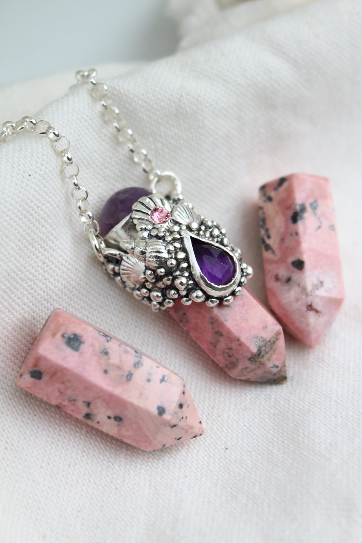 Amuleto rodonita amatista