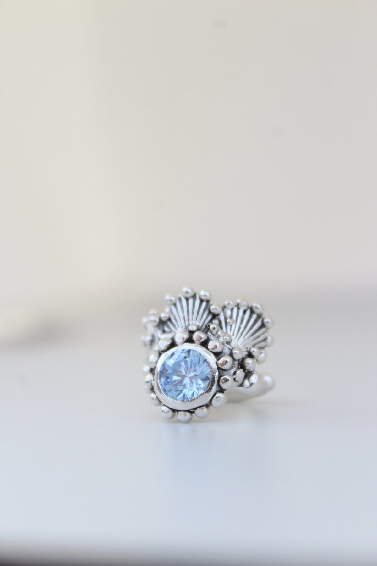 Aros ear cuff triple concha cristal azul grisáceo (derecha)