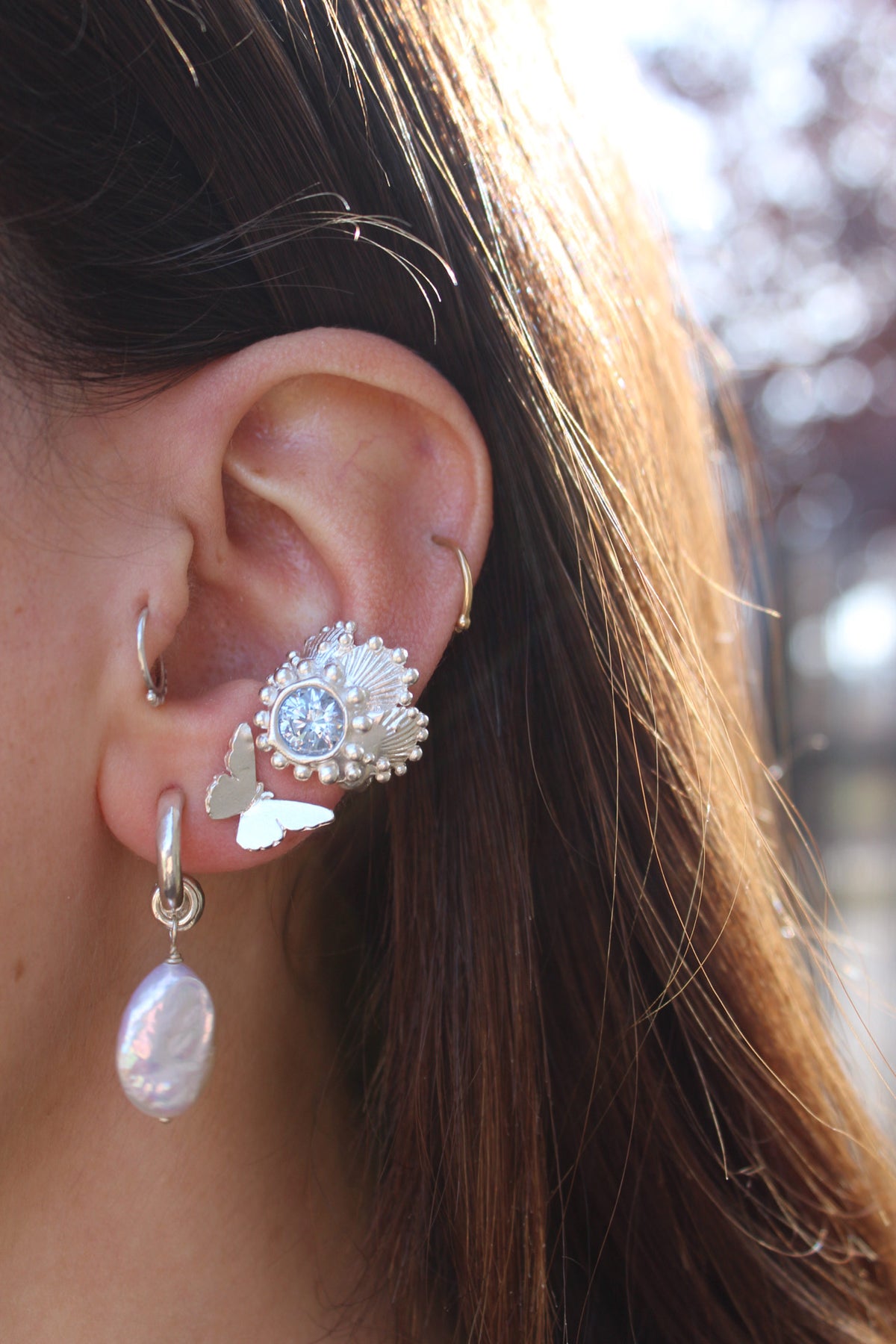 Aro ear cuff triple concha cristal azul grisáceo (izquierda)