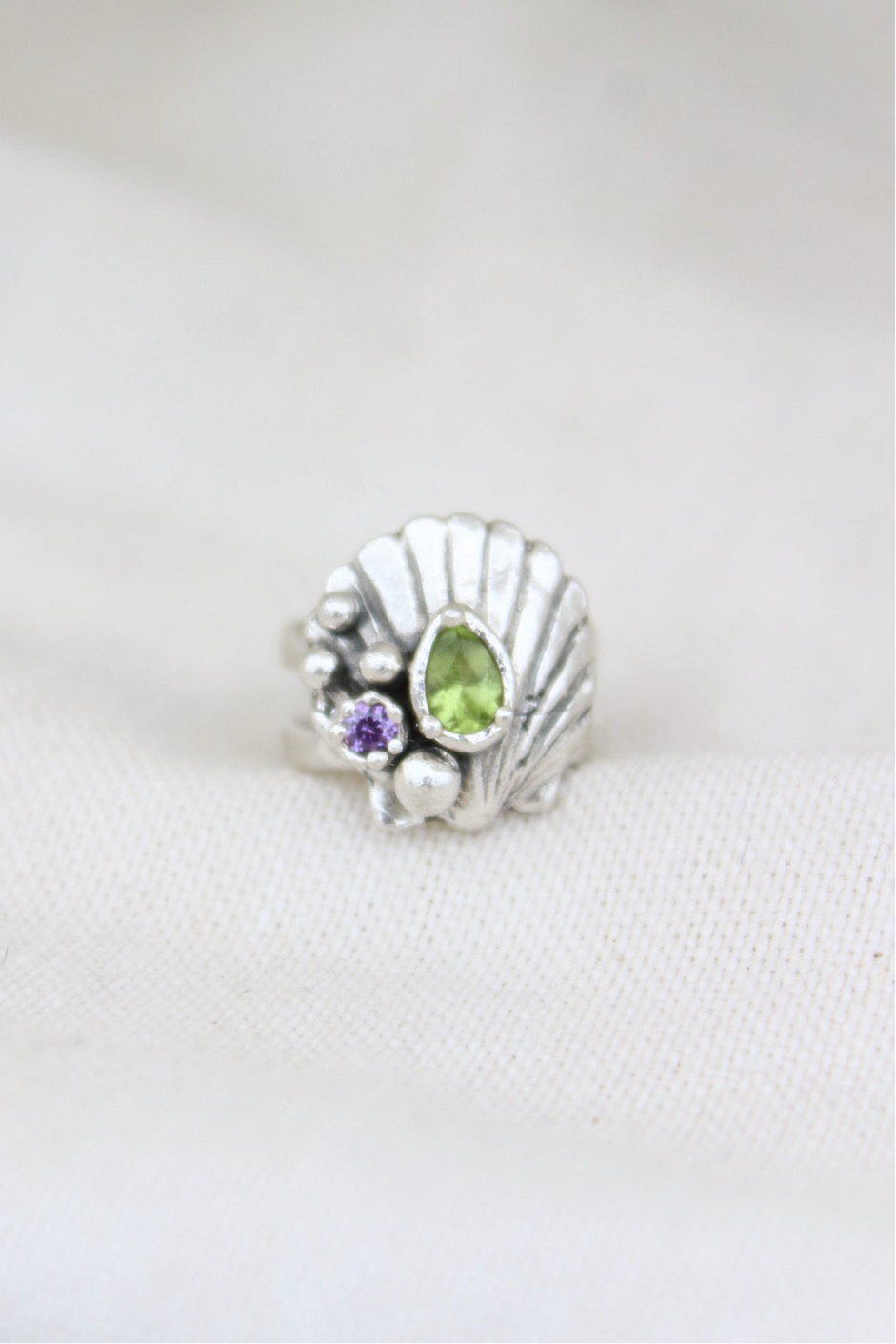 Anillo concha peridoto talla 8
