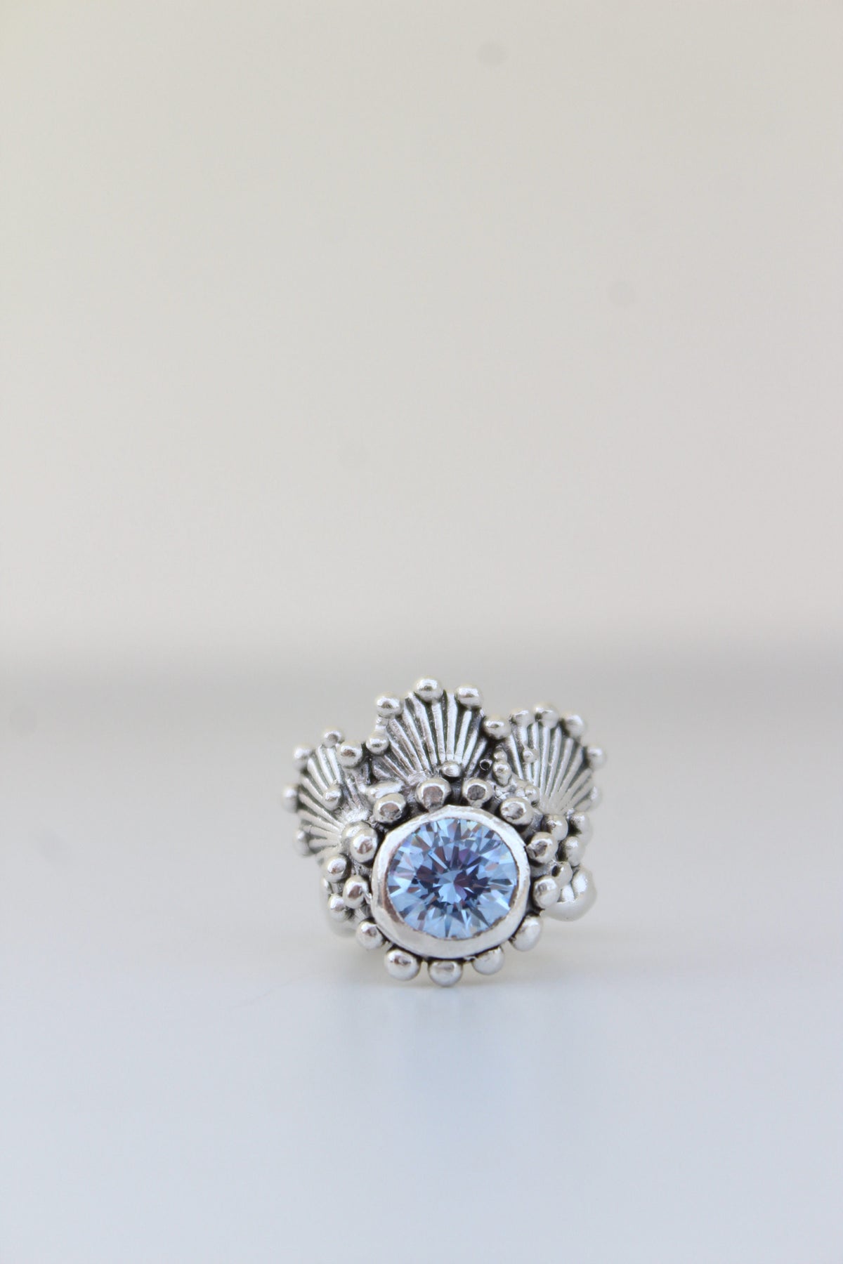 Aros ear cuff triple concha cristal azul grisáceo (derecha)