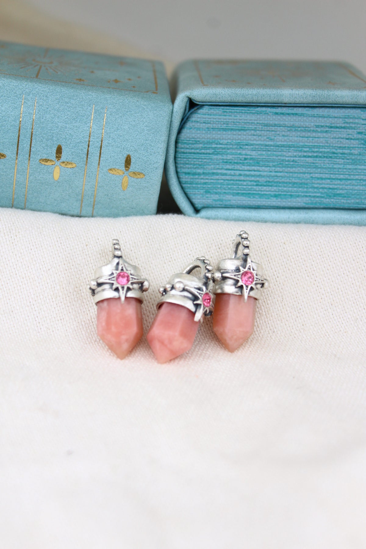 Amuleto petit ópalo rosa Lucero rosa