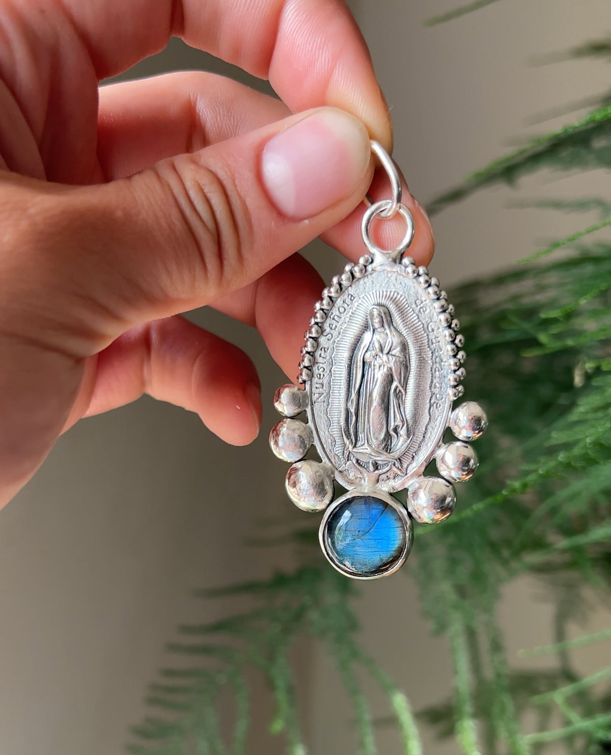 Medalla Virgen de Guadalupe XL con labradorita XL