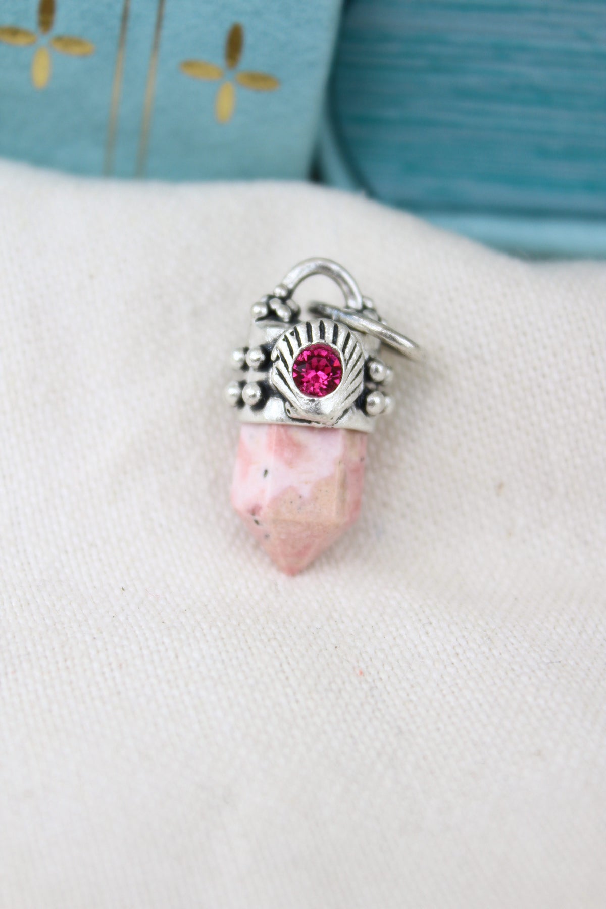 Amuleto petit rodonita concha fucsia