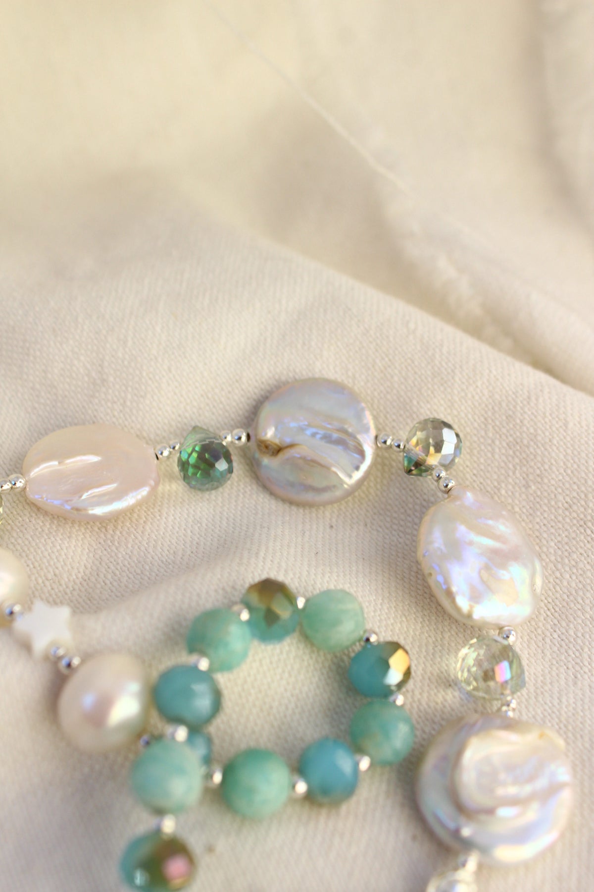 Collar perlas más amuleto