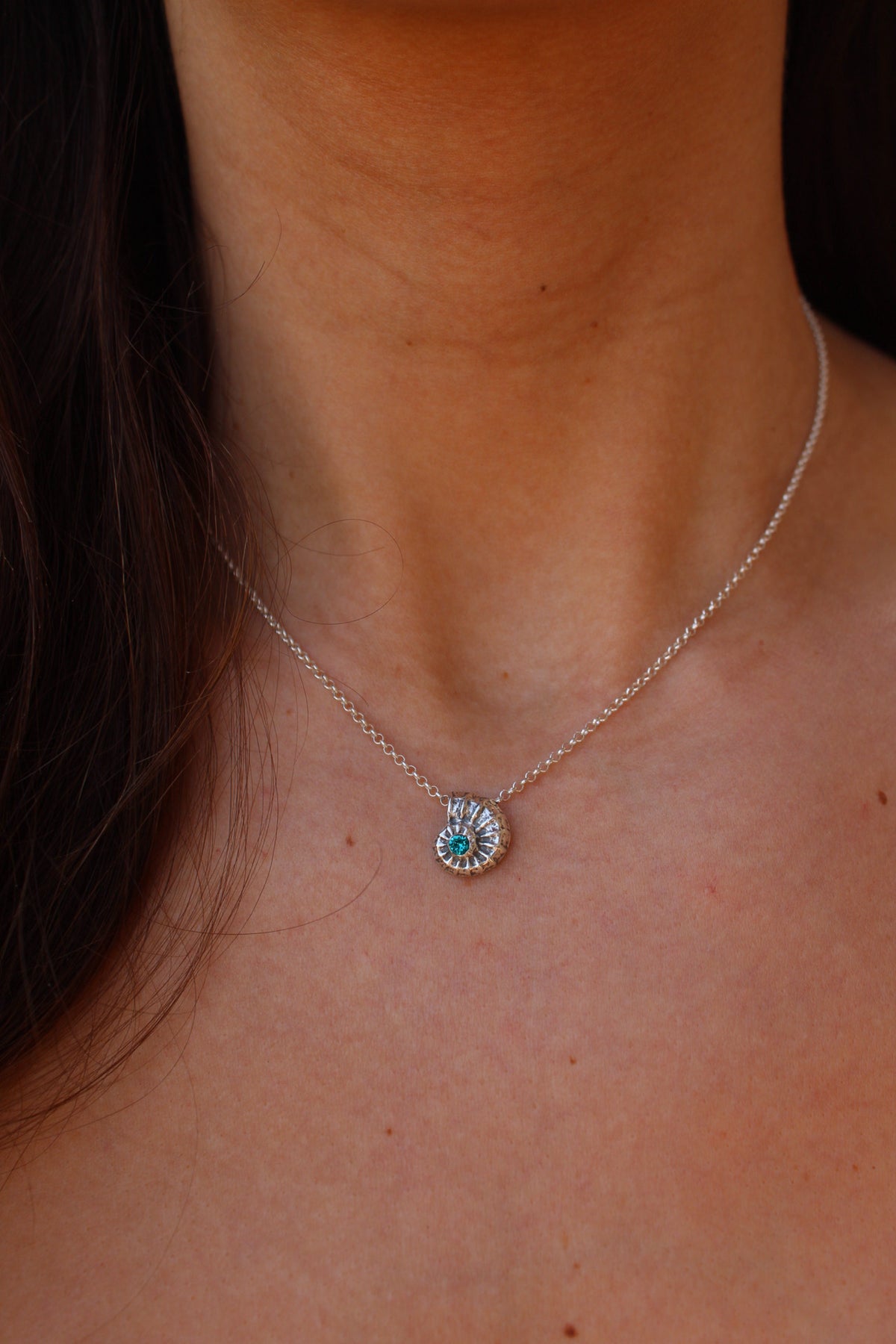 Collar ursula petit vertical con cristal