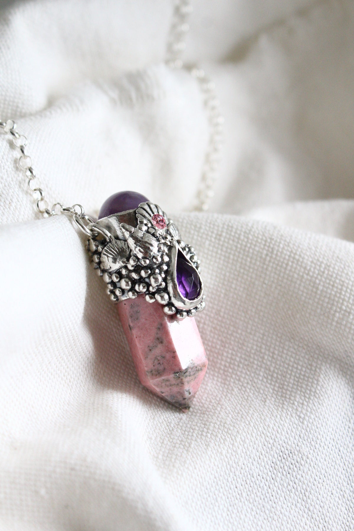 Amuleto rodonita amatista