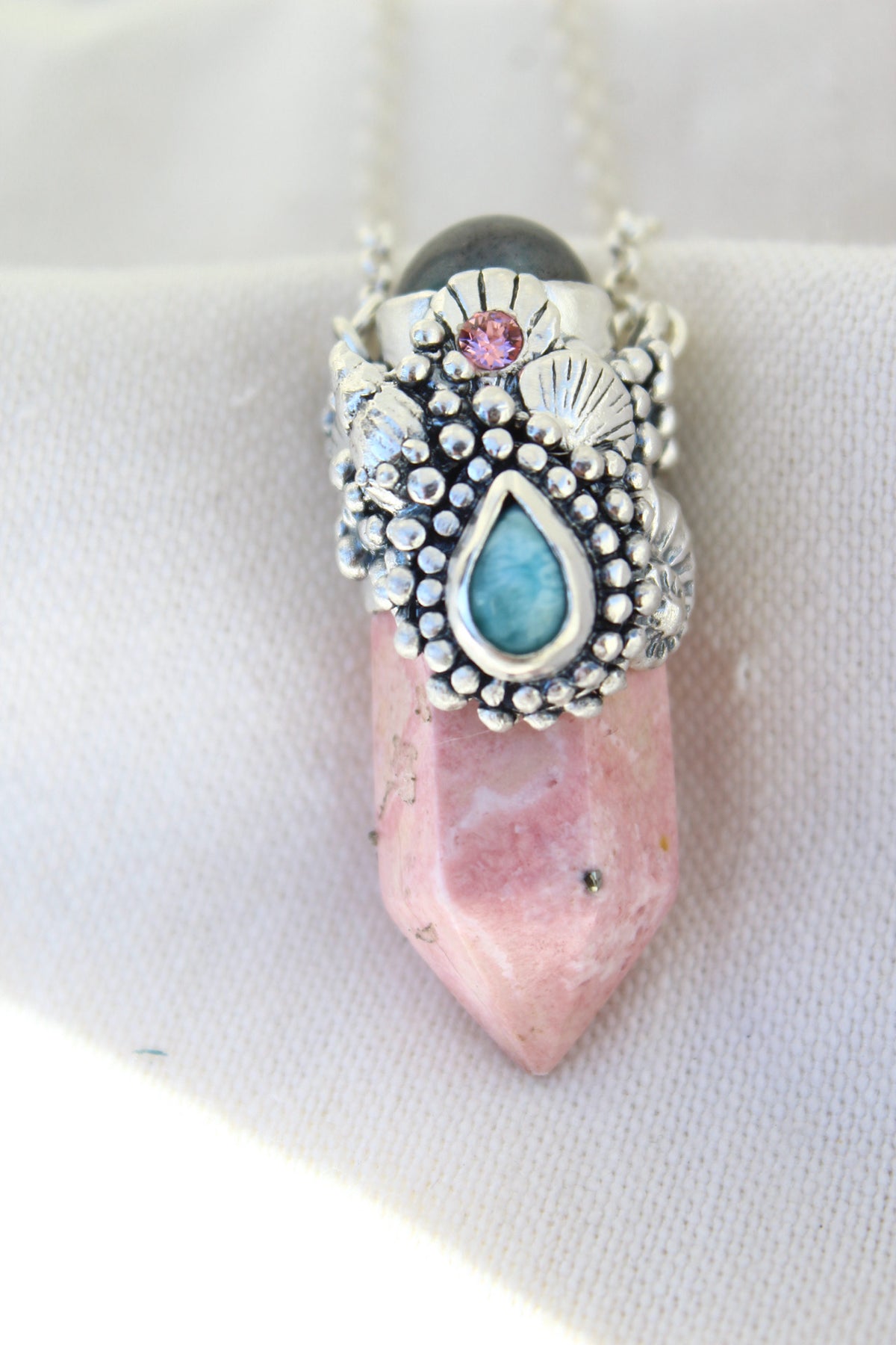 Amuleto rodonita larimar