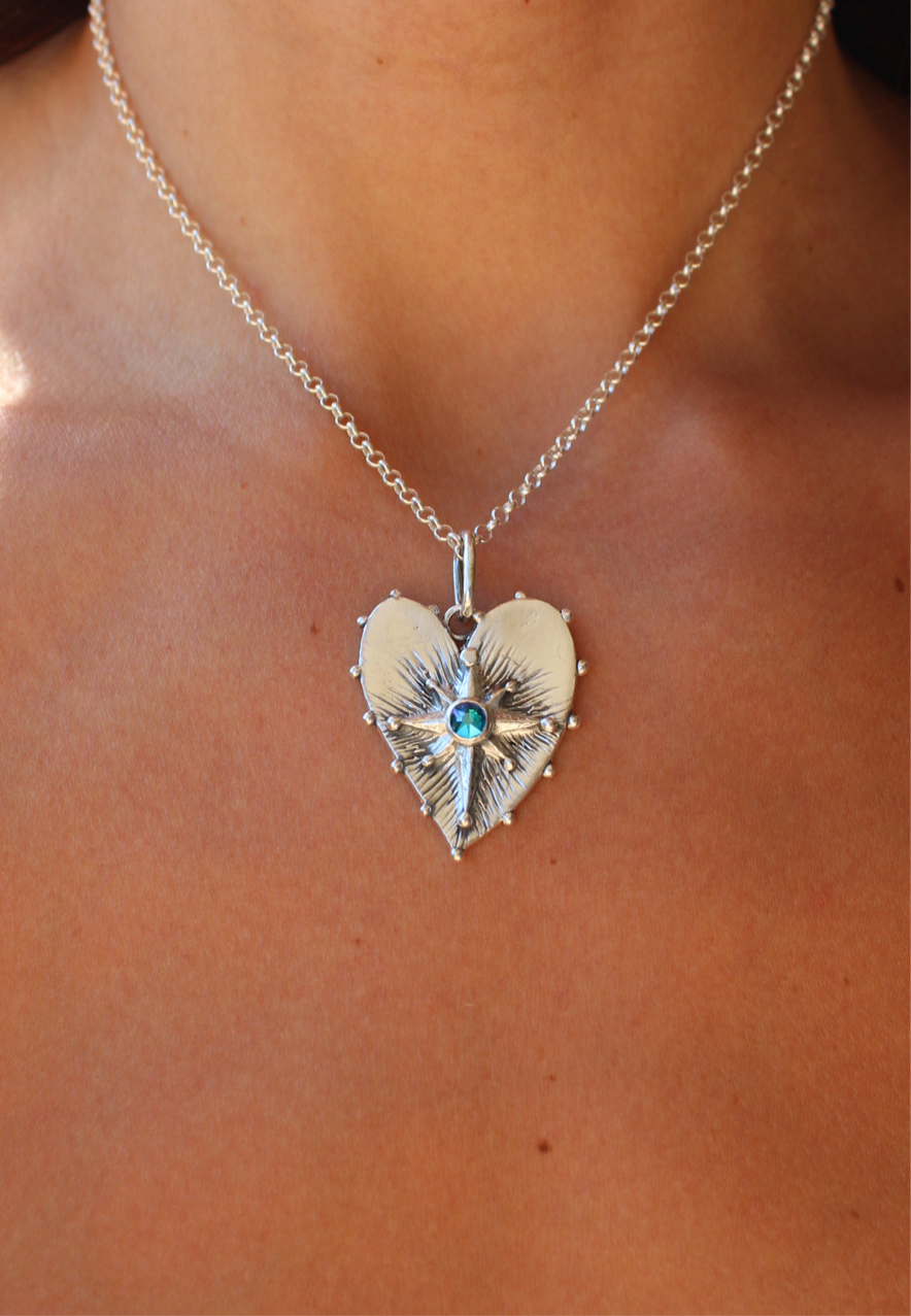 Collar corazón guía cristal azul tornasol