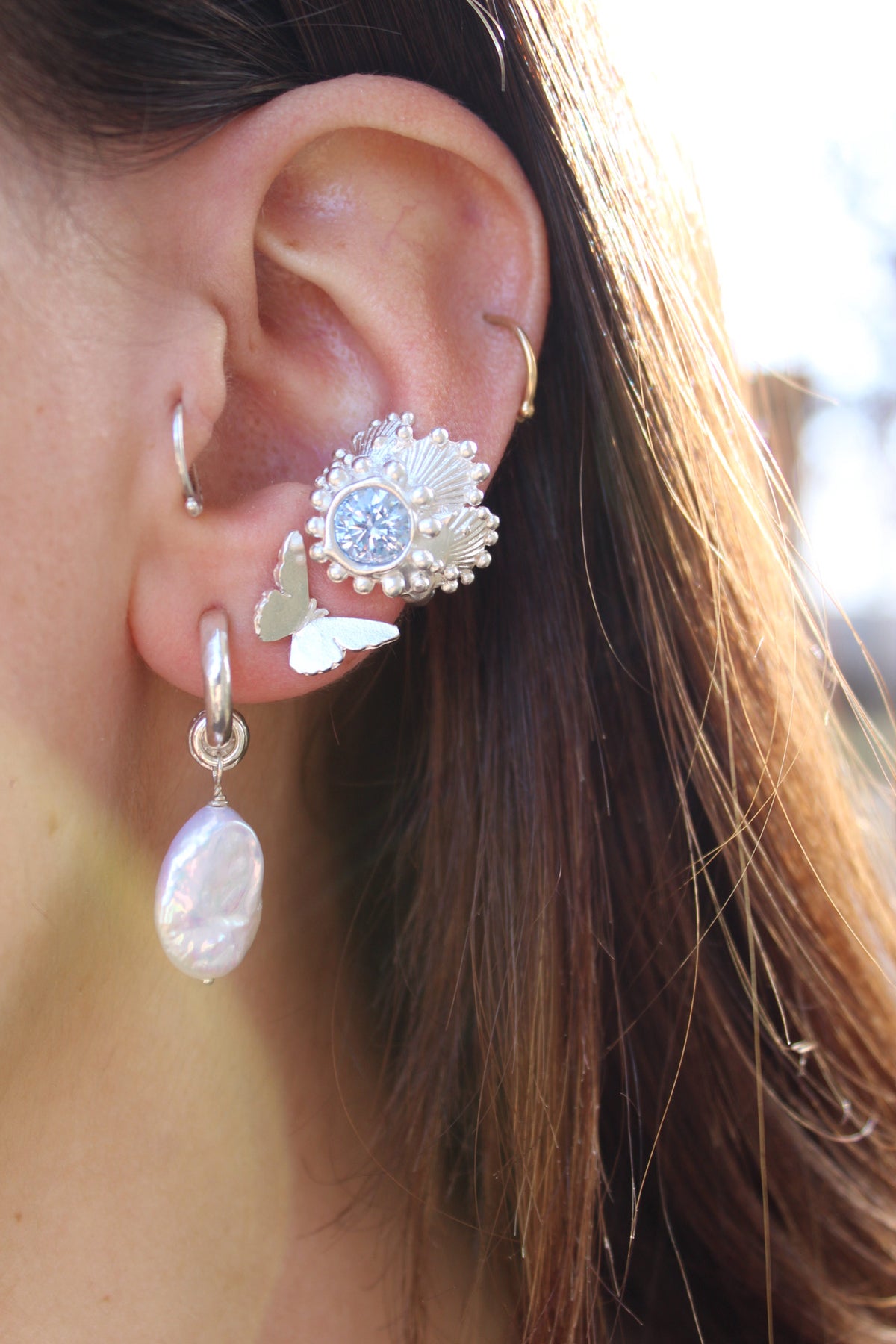 Aro ear cuff triple concha cristal azul grisáceo (izquierda)