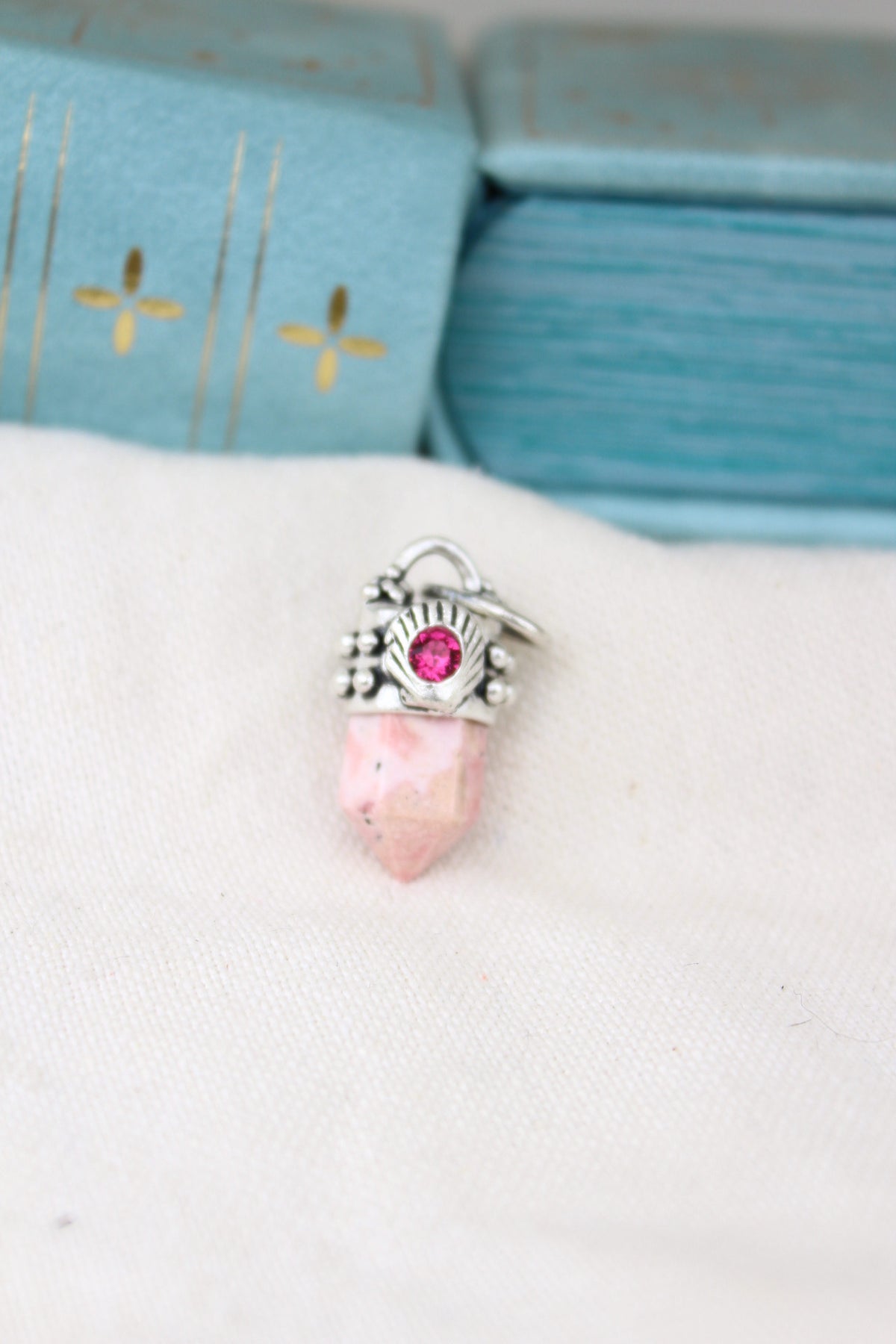 Amuleto petit rodonita concha fucsia