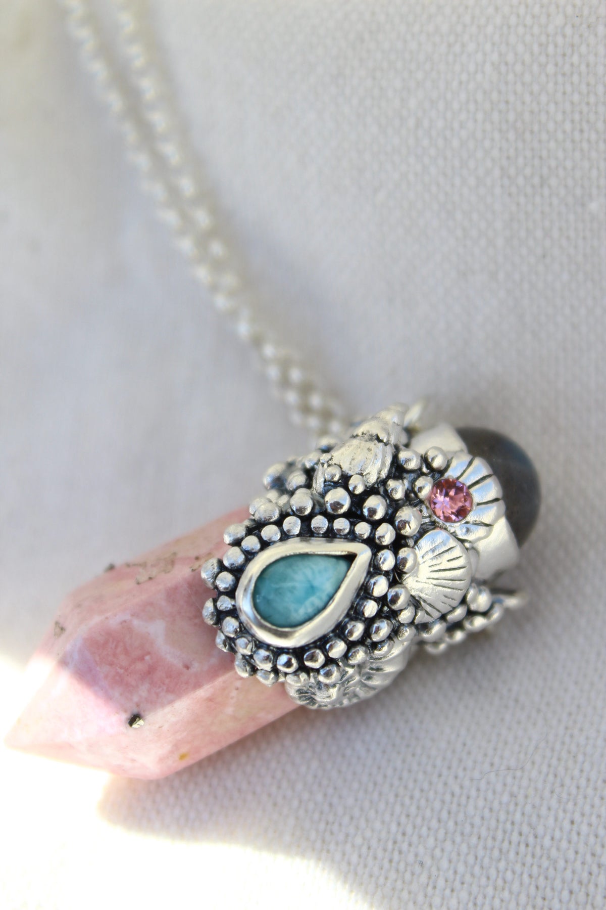 Amuleto rodonita larimar