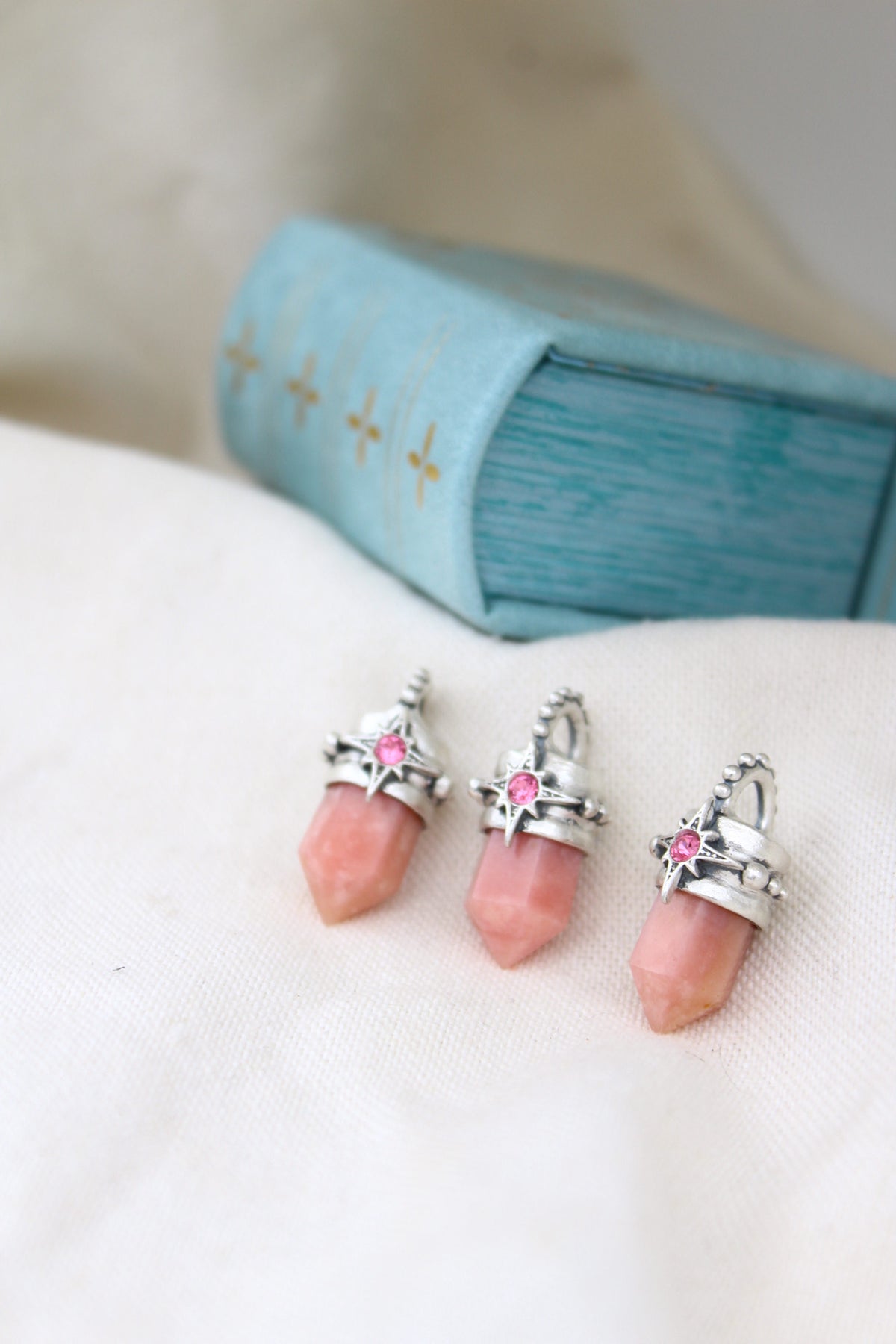 Amuleto petit ópalo rosa Lucero rosa