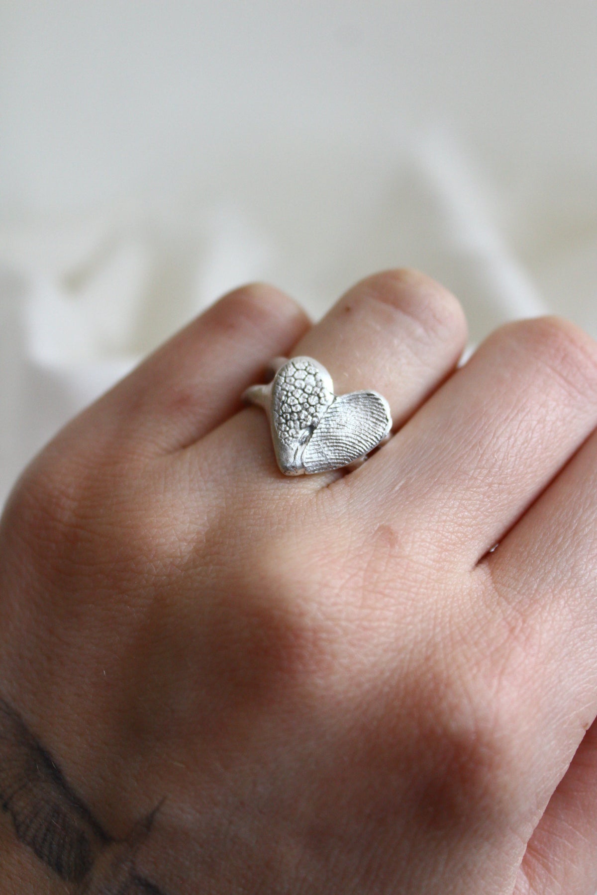 ANILLO HUELLAS CORAZÓN DOBLE