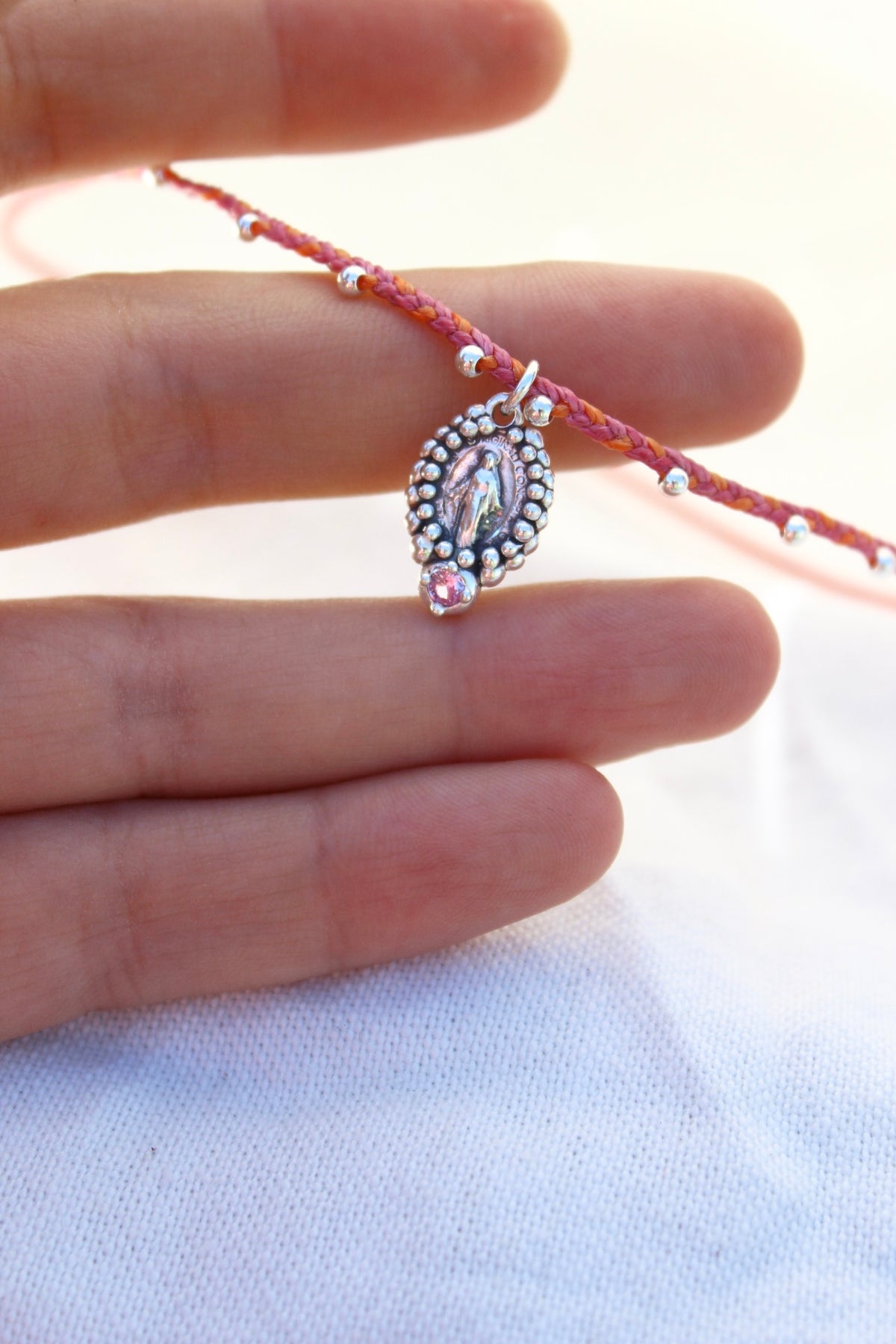 Collar virgen de los rayos naranja y rosa