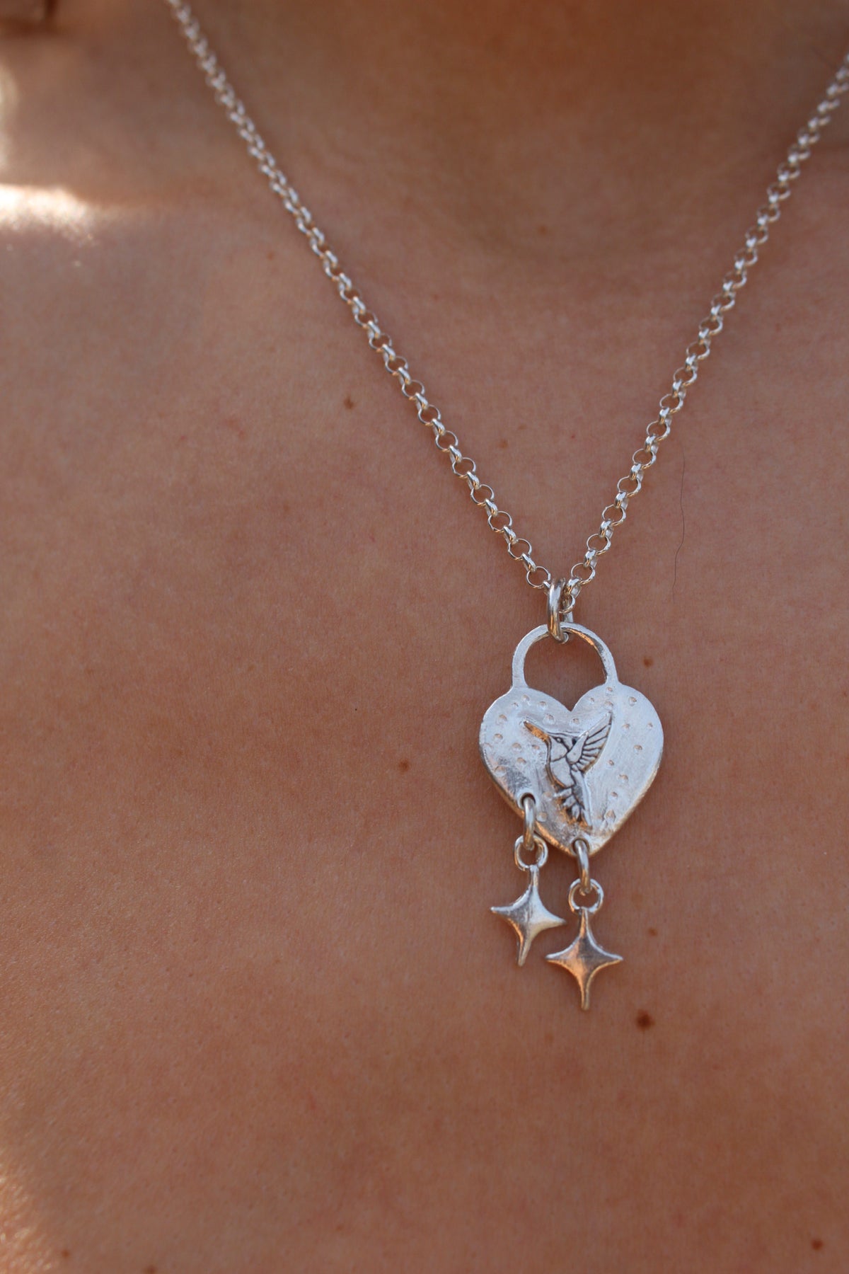 Collar corazón colibrí