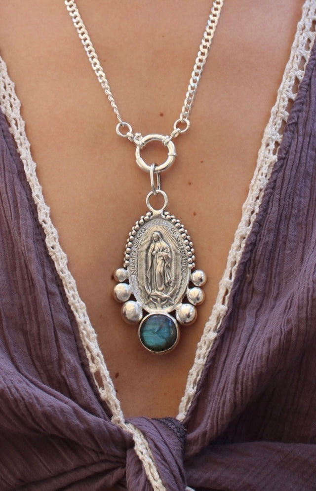 Medalla Virgen de Guadalupe XL con labradorita XL