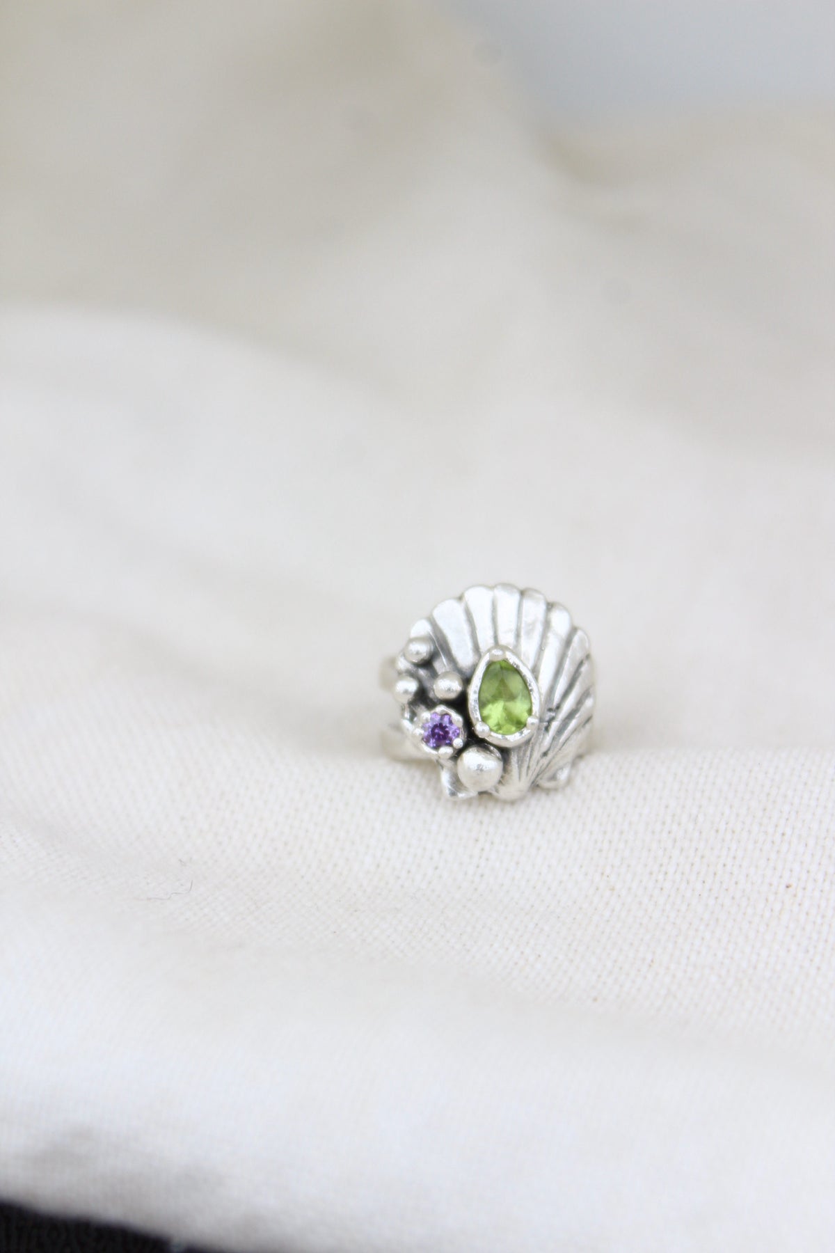 Anillo concha peridoto talla 8