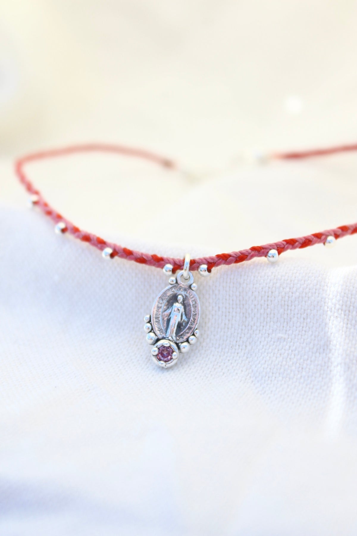 Collar virgen de los rayos tejido rojo y rosa
