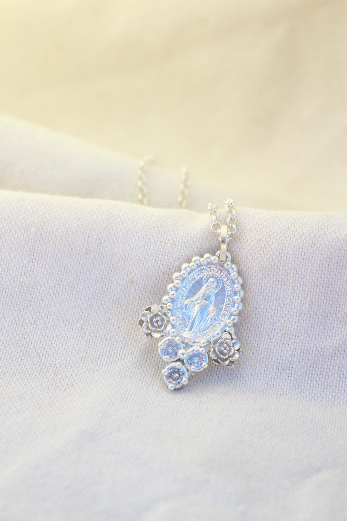 Collar virgen de los milagros rosas
