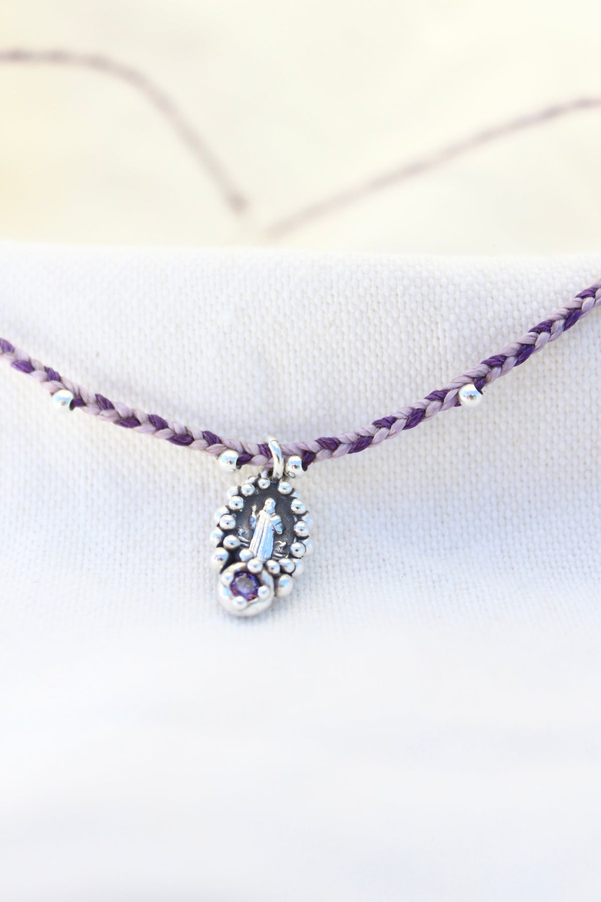 Collar san Benito tejido morado y lila