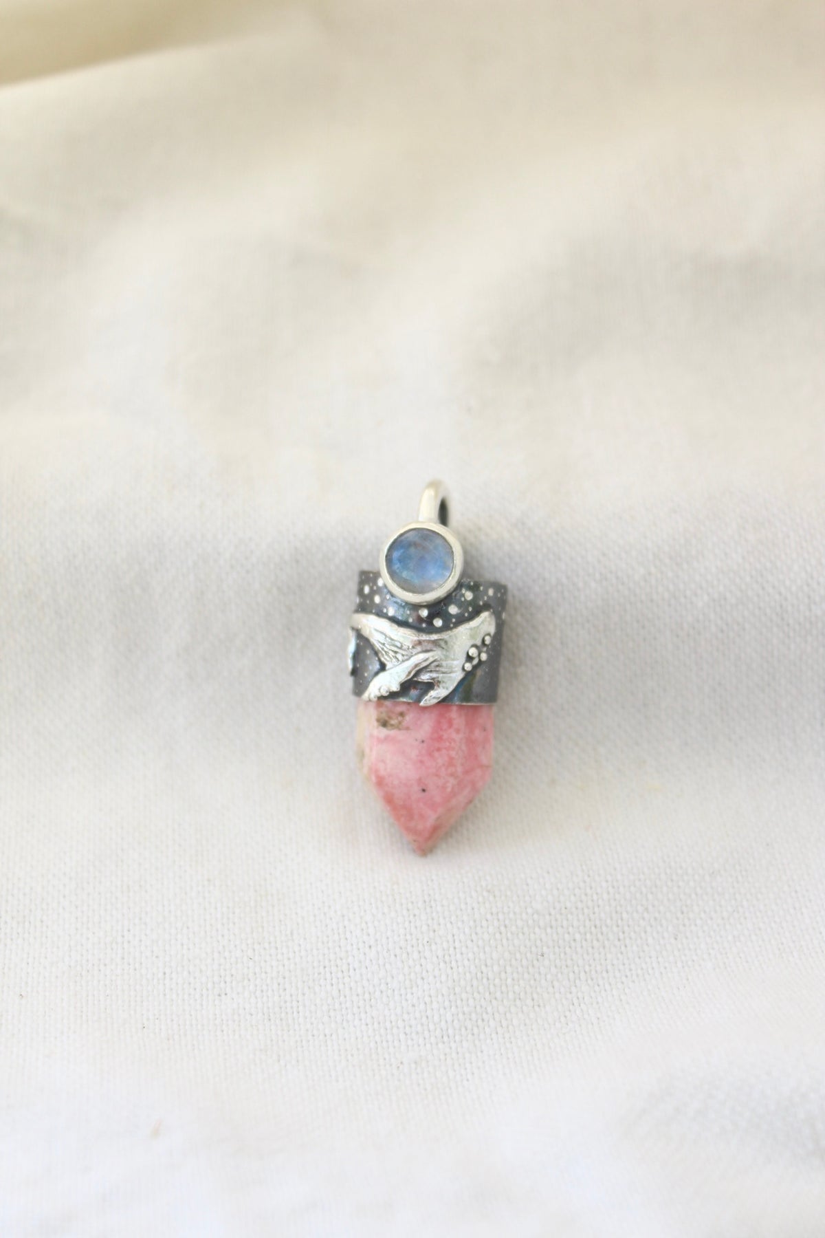 Amuleto ballena rosa