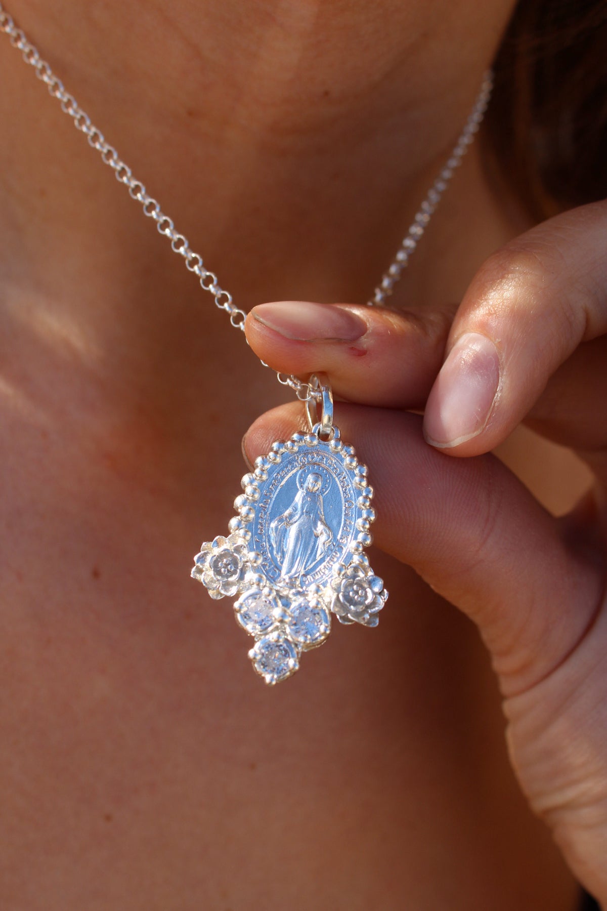Collar virgen de los milagros rosas