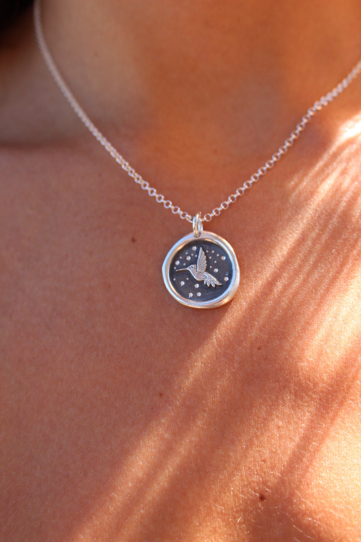 Collar medalla colibrí noche estrellada