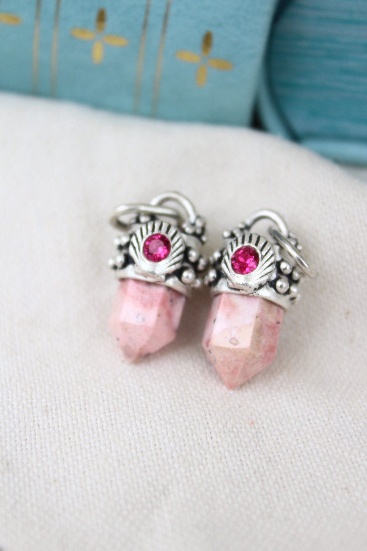 Amuleto petit rodonita concha fucsia