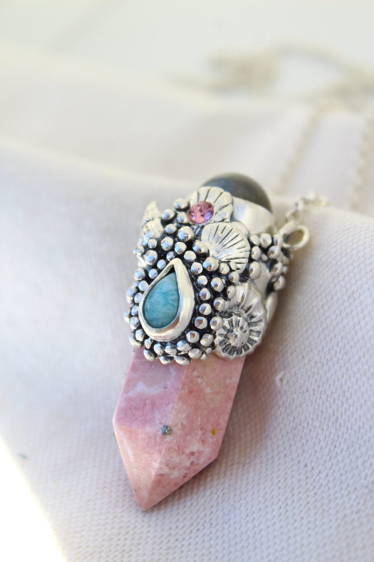 Amuleto rodonita larimar