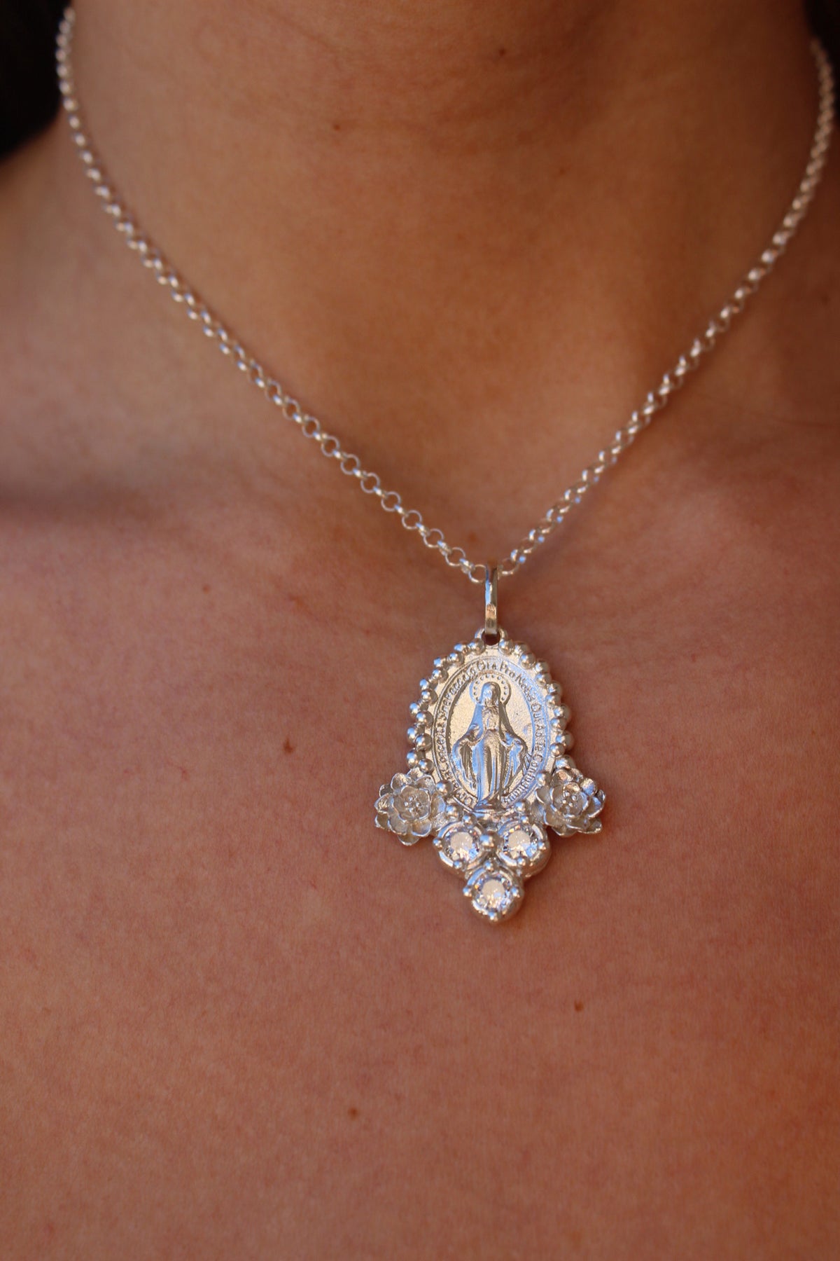 Collar virgen de los milagros rosas