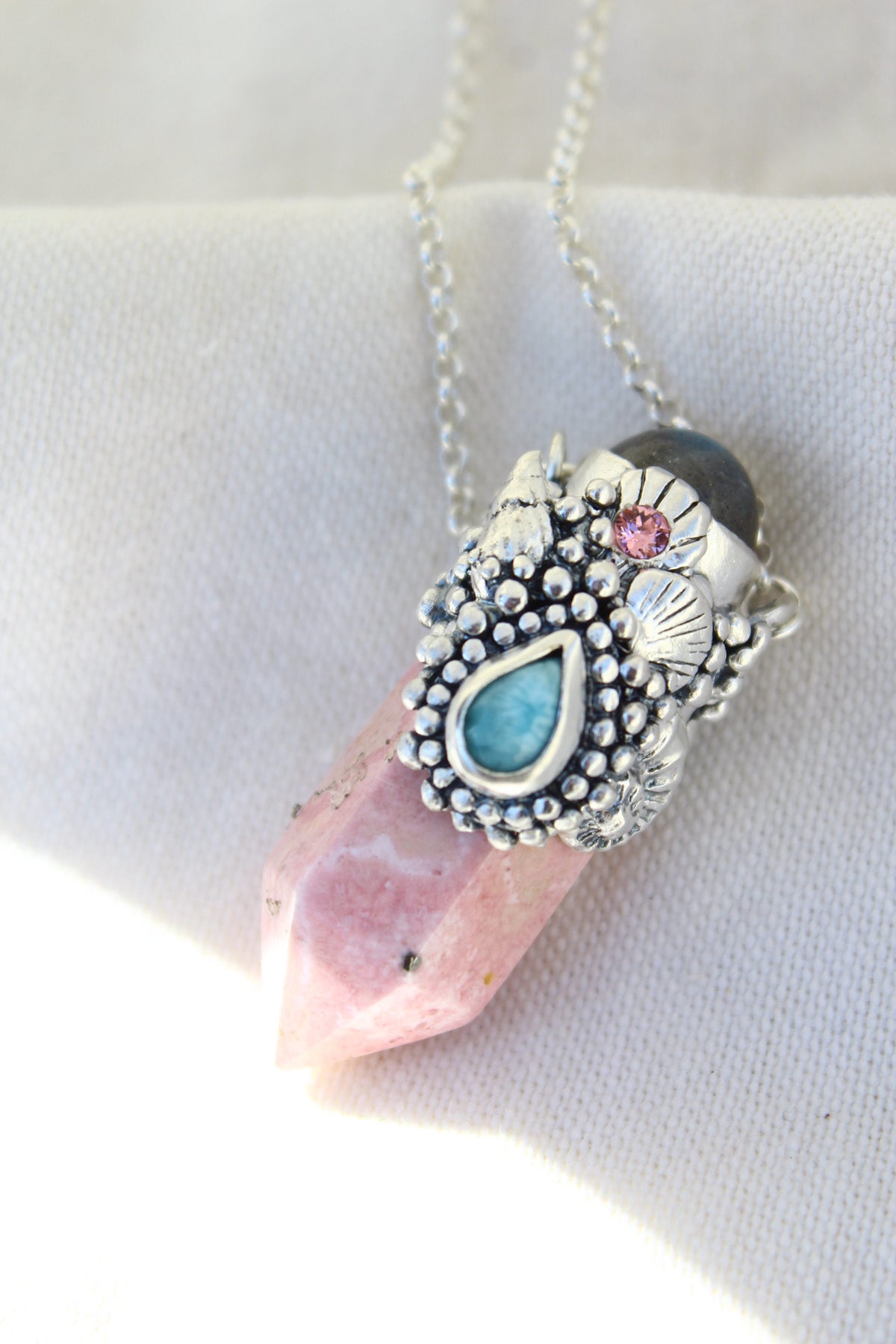 Amuleto rodonita larimar